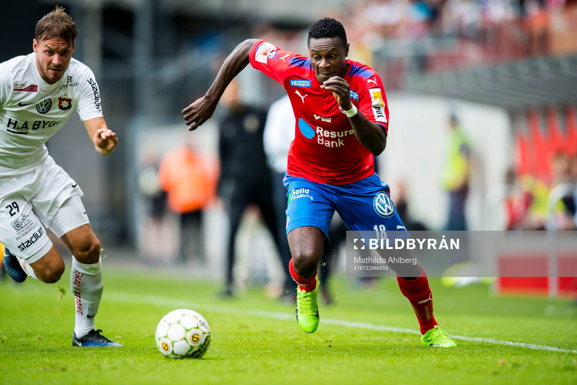 Örgrytes Danny Ervik och Helsingborgs Oke Akpoveta i duell
