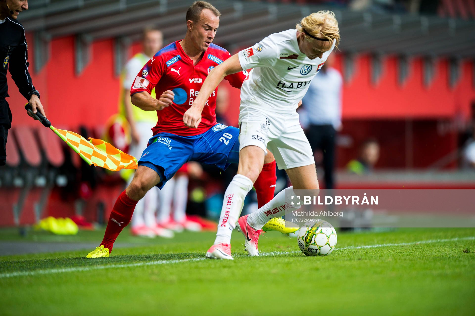 Helsingborgs Carl Wede och Örgrytes Jacob Ericsson i närkamp om bollen under en fotbollsmatch i Superettan mellan Helsingborg och Örgryte IS den 22 juli 2017 i Helsingborg.