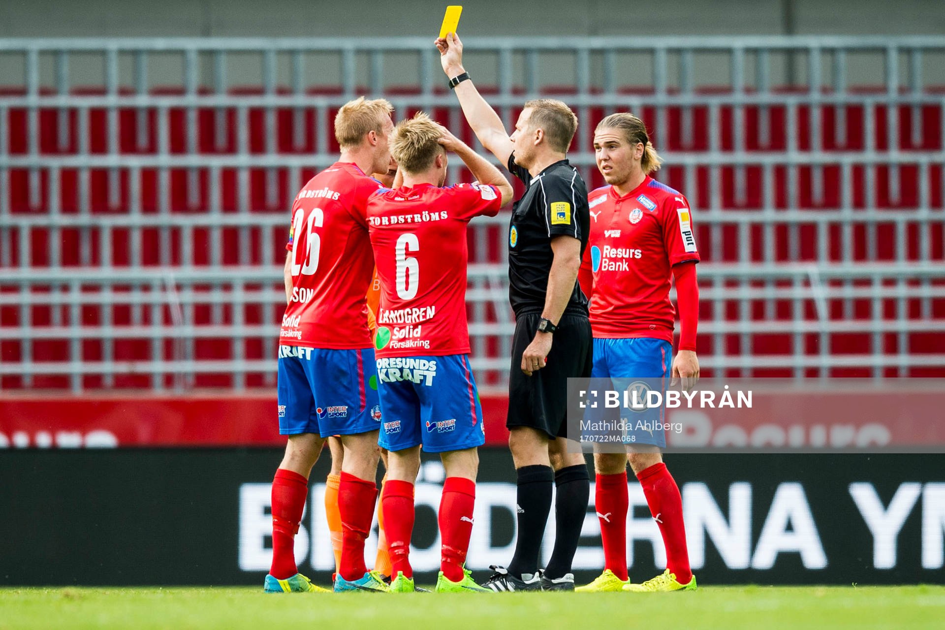 Domare Johan Krantz delar ut gult kort till Helsingborgs