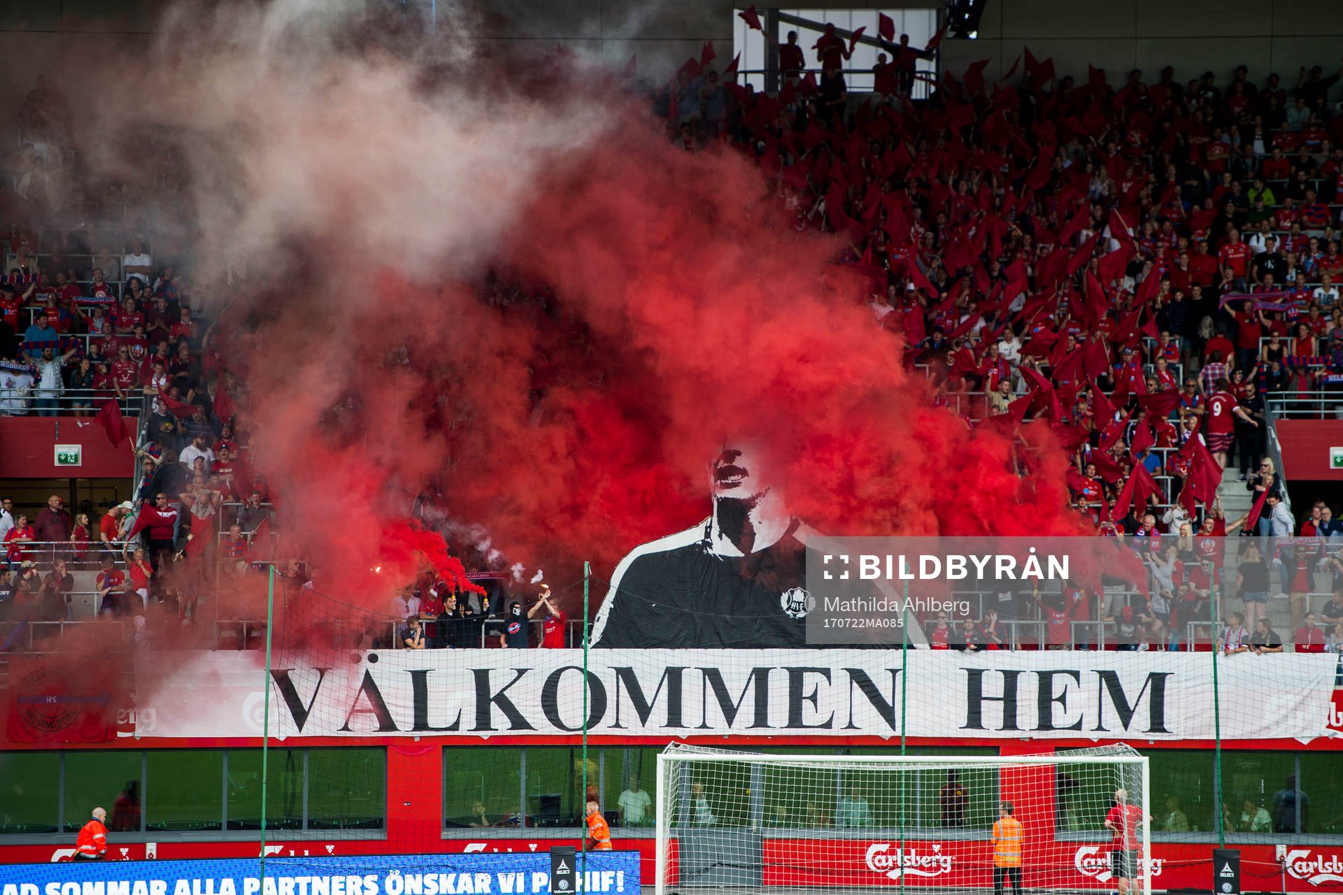 Röd rök från Helsingborgs klack samt ett tifo med texten