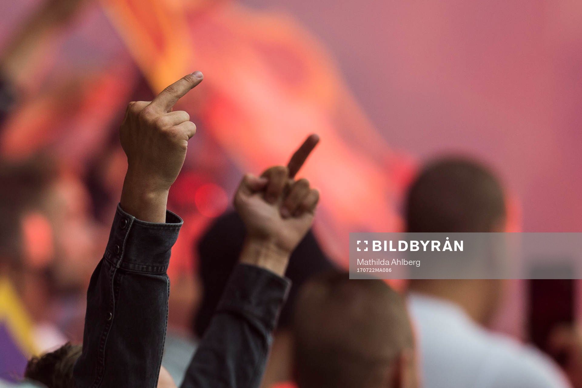 Supporter räcker finger