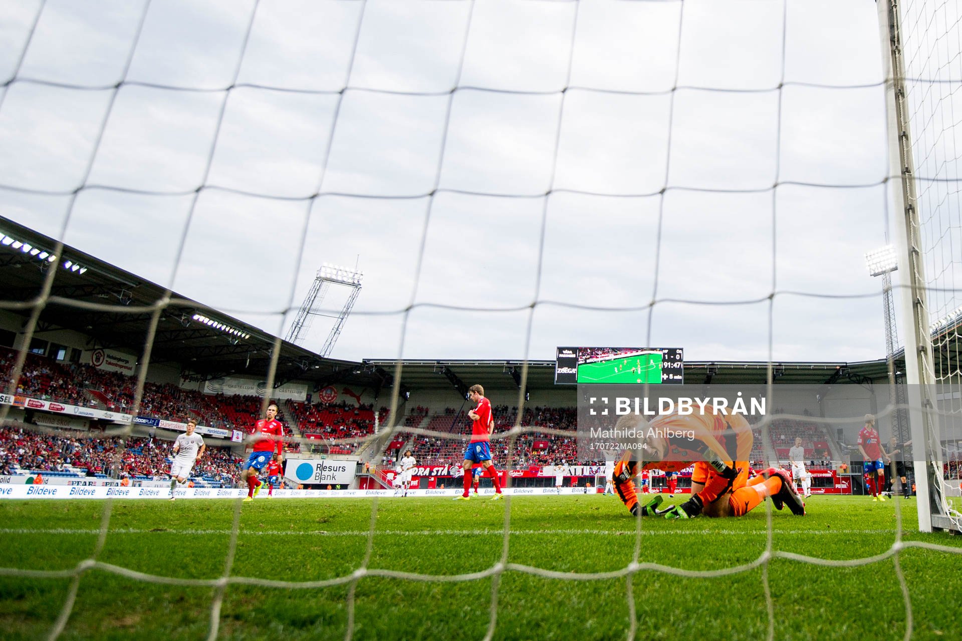 Helsingborgs målvakt Pär Hansson kollar efter en boll som gått utanför mål under en fotbollsmatch i Superettan mellan Helsingborg och Örgryte IS  den 22 juli 2017 i Helsingborg.