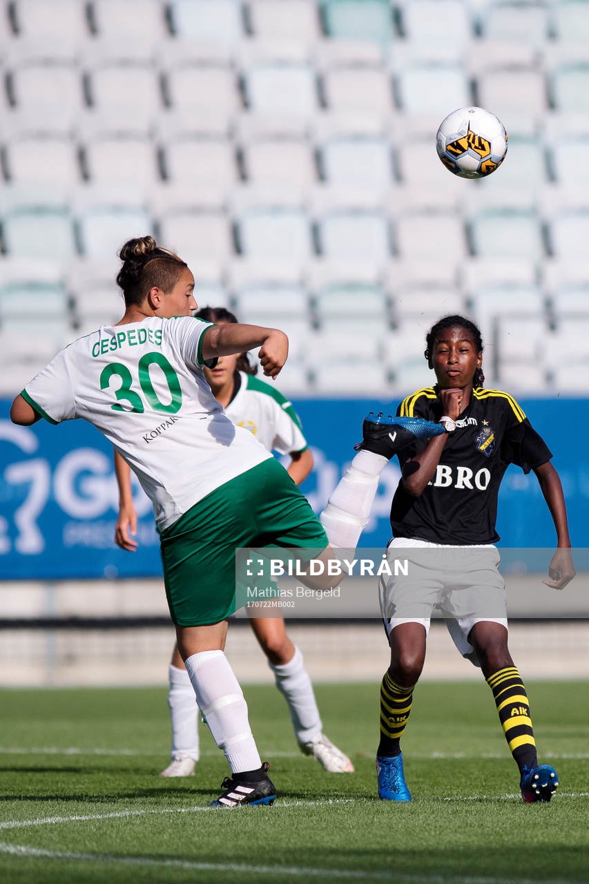 Hammarbys Grace Cespedes och AIKs Sefanit Samrawe under finalen i Gothia Cup, grupp G14, mellan Hammarby och AIK den 22 juli 2017 i Göteborg.