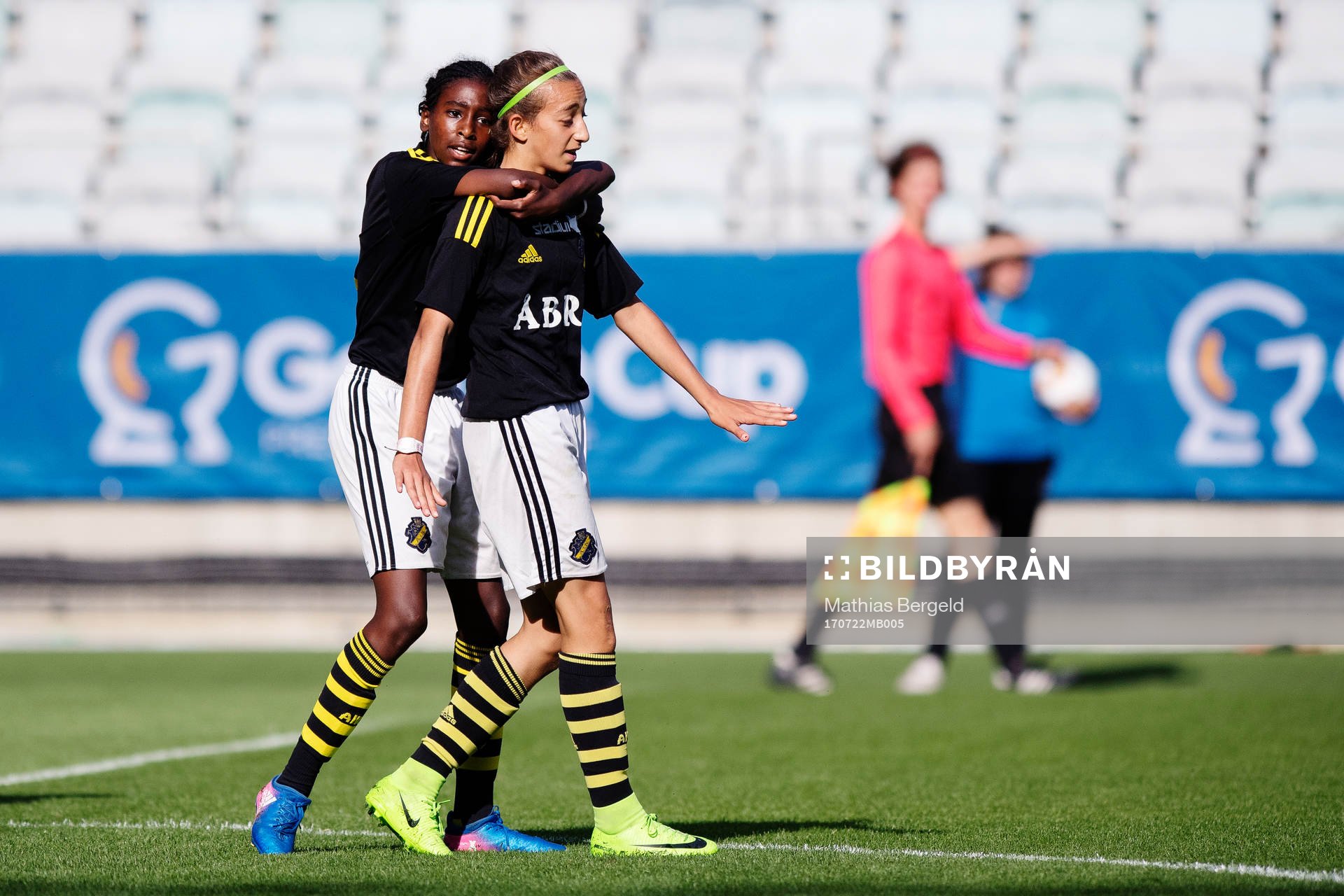 AIKs Sefanit Samrawe jublar med målskytten till 0-1 Rosa Kafaji under finalen i Gothia Cup, grupp G14, mellan Hammarby och AIK den 22 juli 2017 i Göteborg.