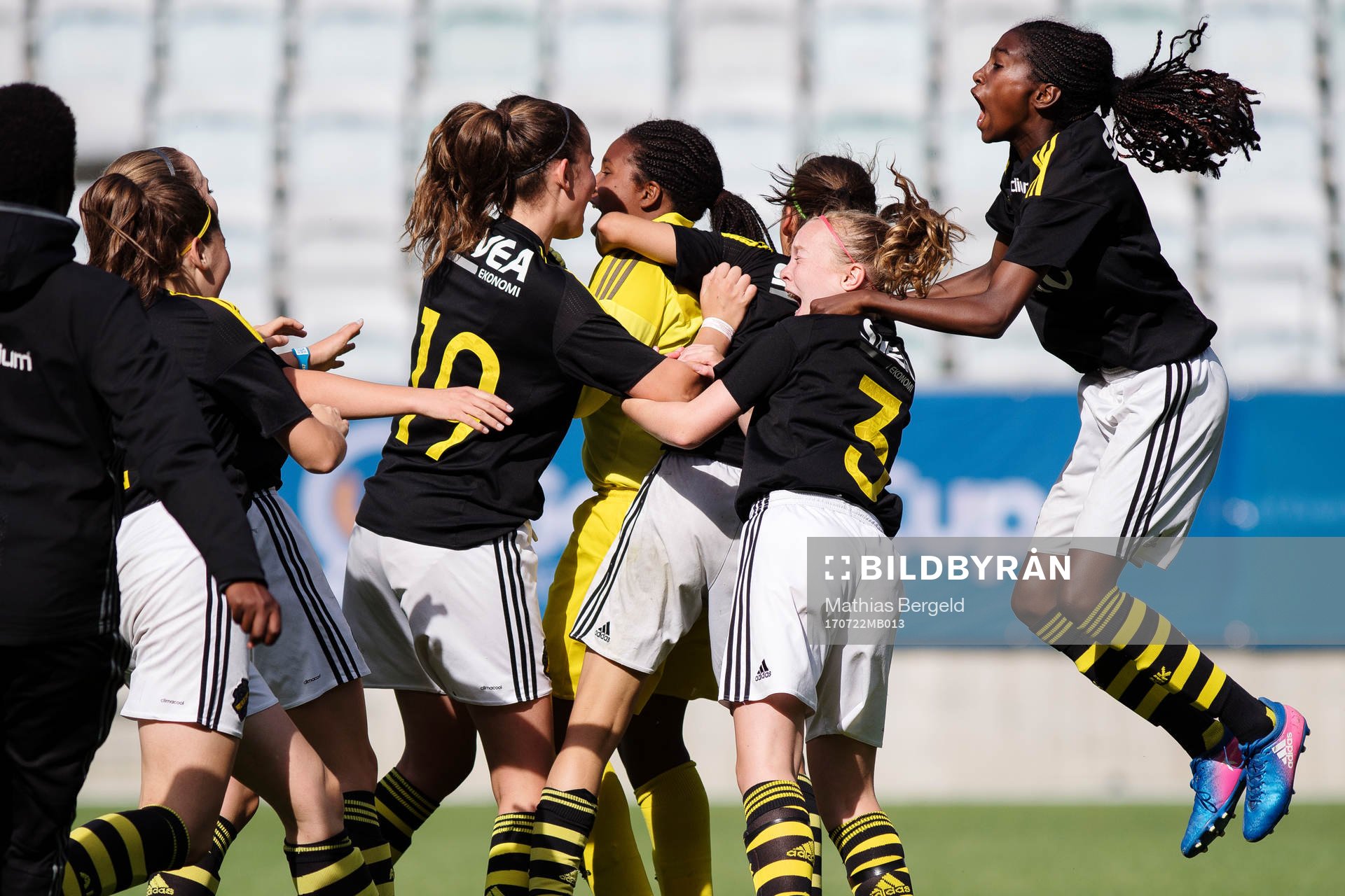 AIKs Saga Olsson, Vendela Persback, Saga Mattsson och Sefanit Samrawe jublar efter vinsten under finalen i Gothia Cup, grupp G14, mellan Hammarby och AIK den 22 juli 2017 i Göteborg.