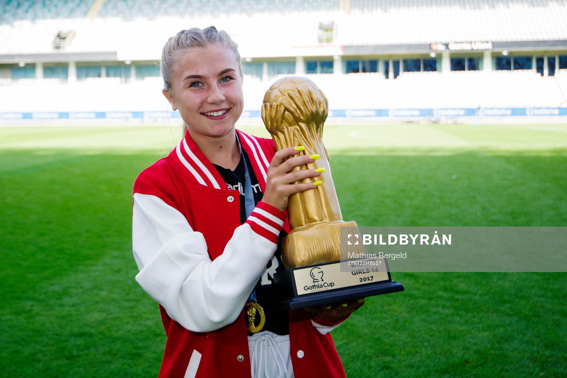 AIKs Meja Kuurne poserar för ett porträtt med pokalen under finalen i Gothia Cup, grupp G14, mellan Hammarby och AIK den 22 juli 2017 i Göteborg.