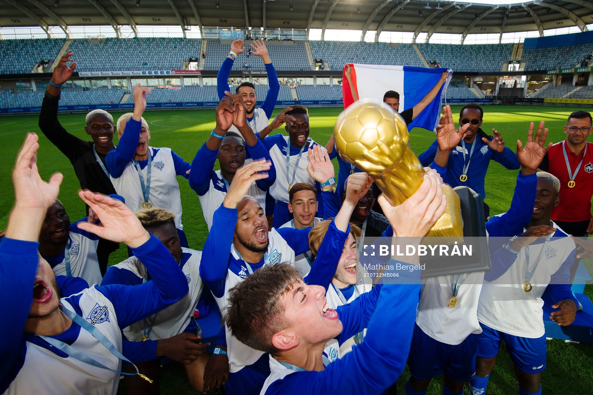 Entente Sannois spelare jublar med pokalen efter finalen i Gothia Cup, grupp B18, mellan Entente Sannois Saint Gratien och Örgryte den 22 juli 2017 i Göteborg.