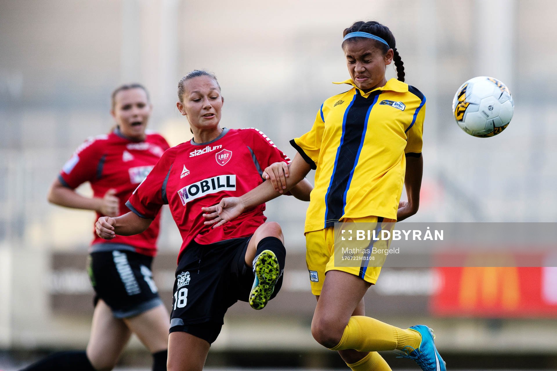 LB07 Julia Welin och NorCals Maddison Francis Ayson i kamp