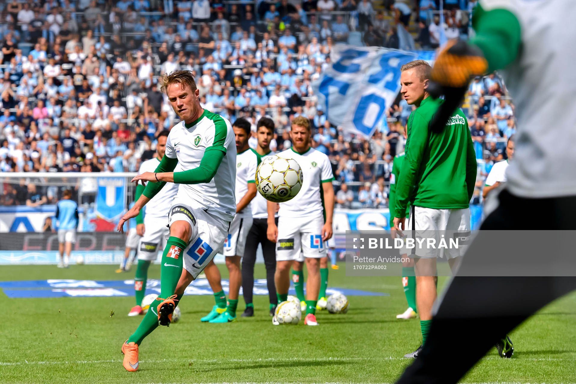 Jönköpings Joakim Karlsson före fotbollsmatchen i