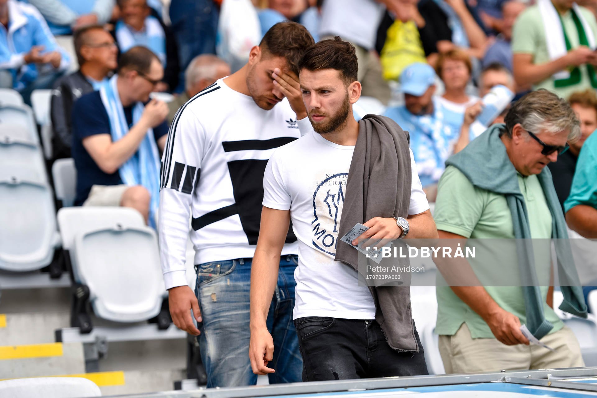 Malmö FFs Erdal Rakip på läktaren före fotbollsmatchen