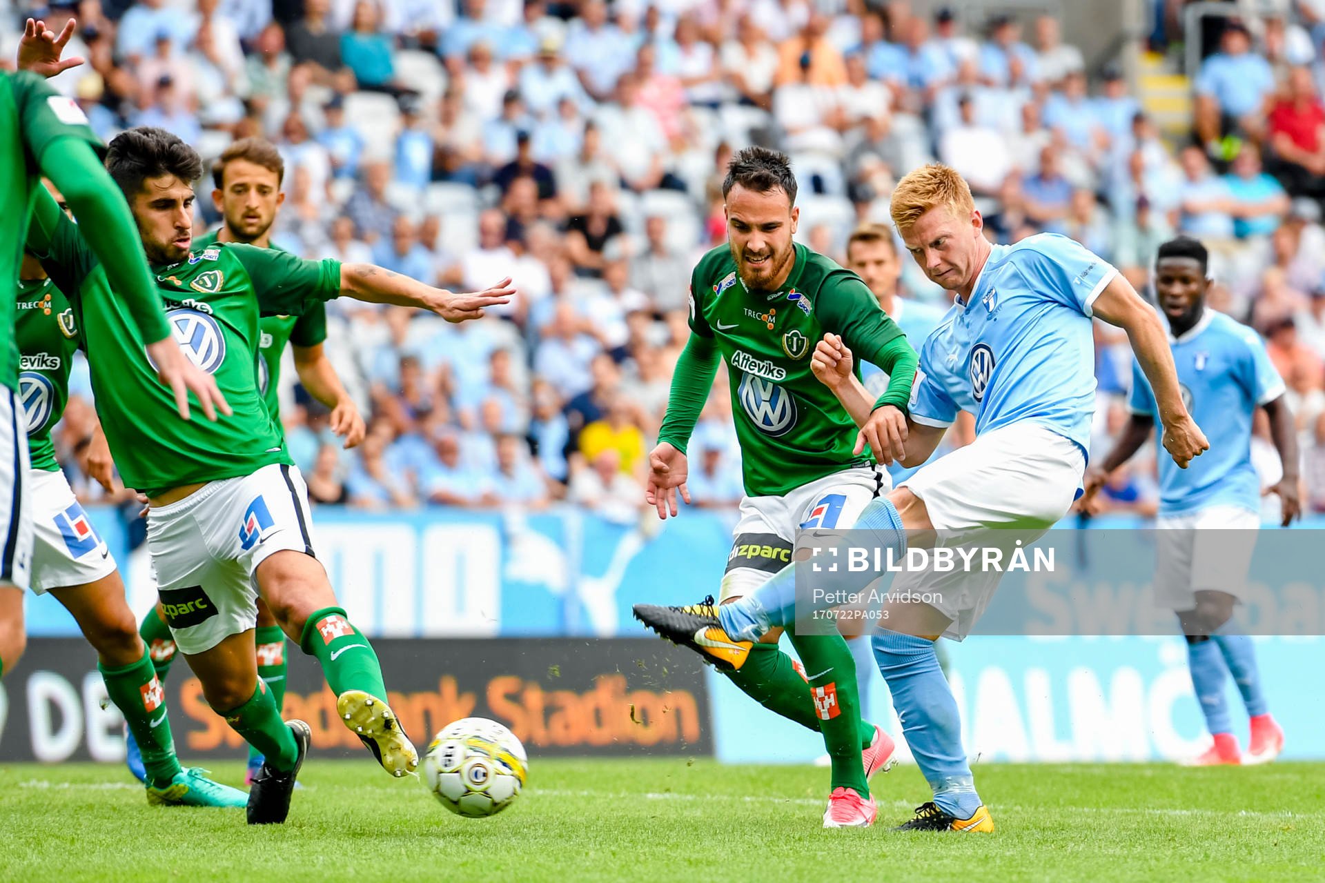 Malmö FFs Anders Christiansen provar skott förbi