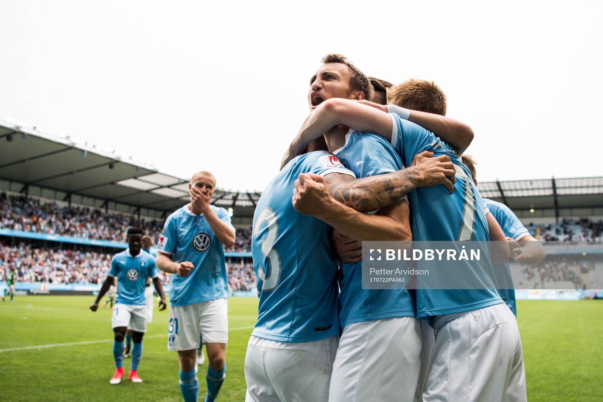 Malmö FFs Magnus Wolff Eikrem jublar med lagkamrater efter sitt 2-0 mål under fotbollsmatchen i Allsvenskan mellan Malmö FF och Jönköping den 22 juli 2017 i Malmö.