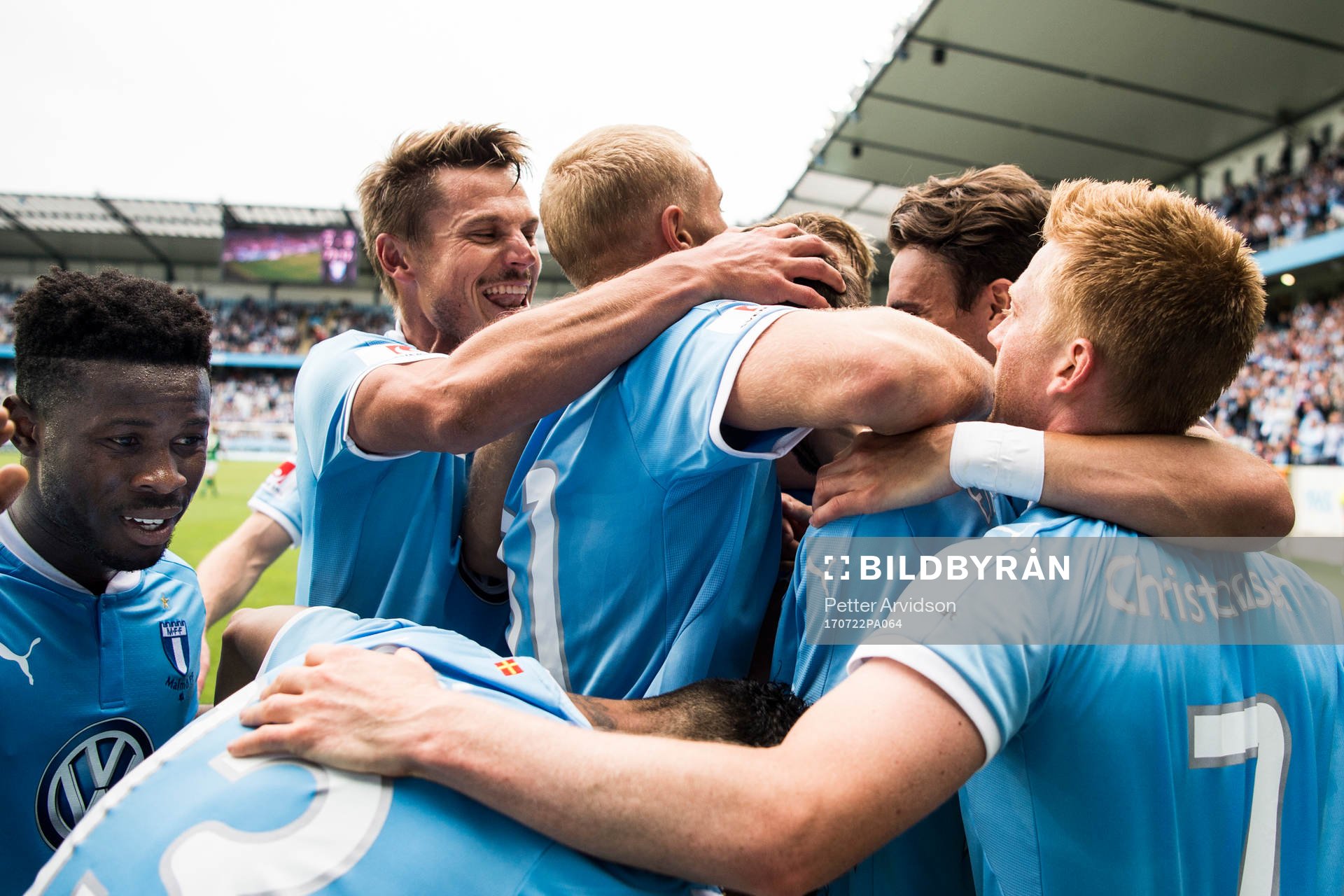 Malmö FFs Markus Rosenberg mfl jublar med Magnus Wolff