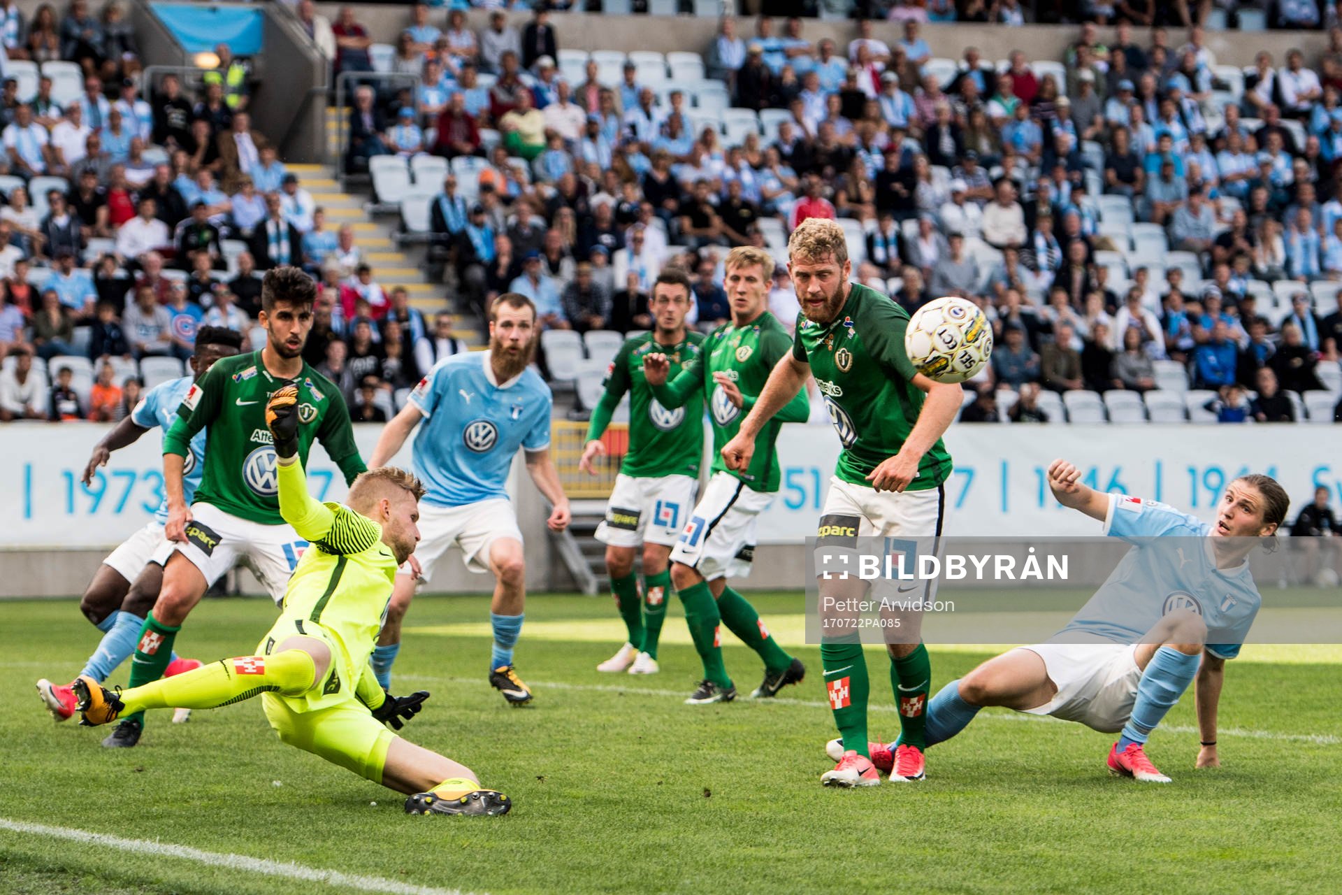 Malmö FFs Pawel Cibicki med målchans mot Jönköpings