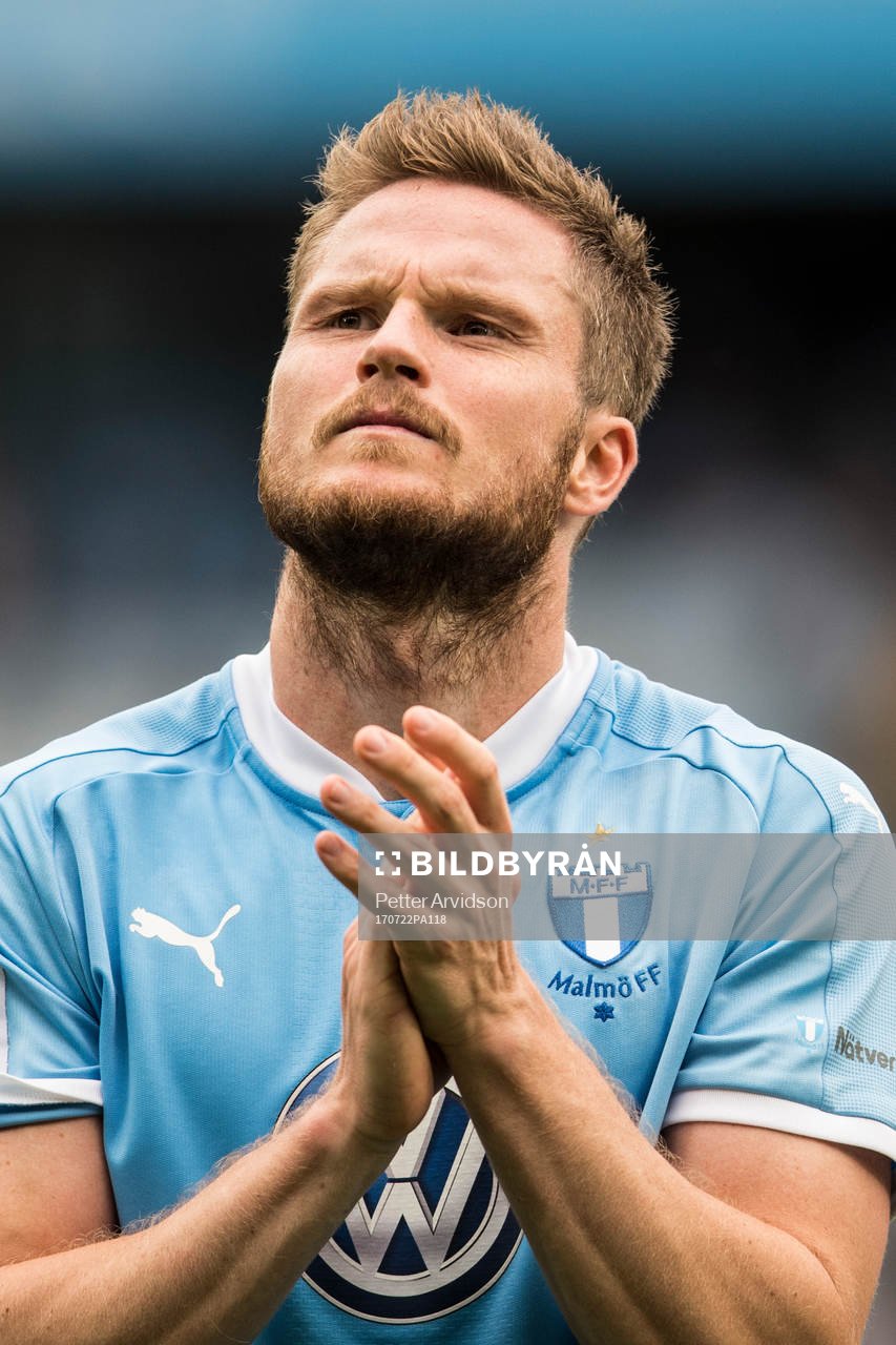 Malmö FFs Lasse Nielsen tackar publiken