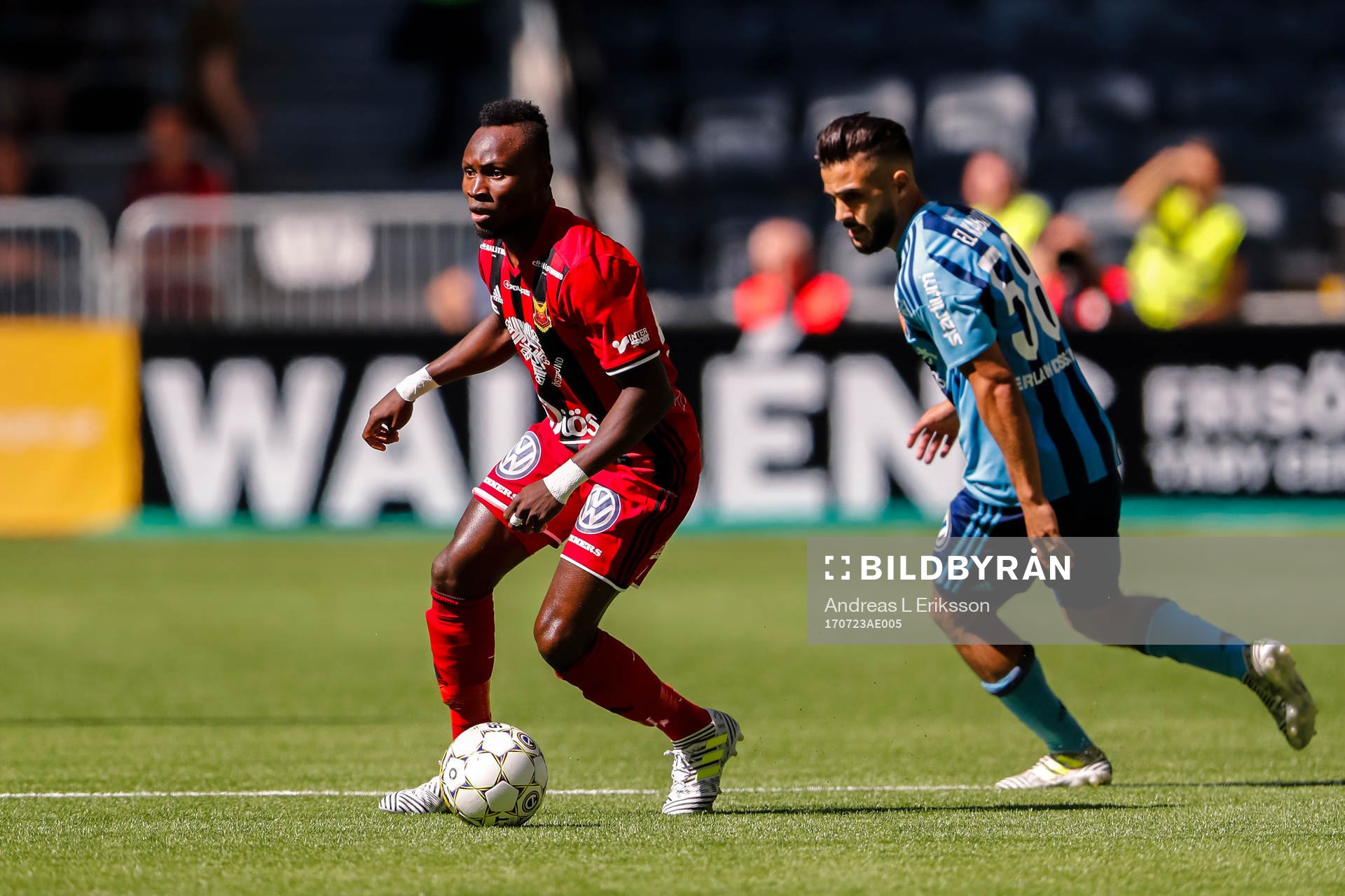 Östersunds Samuel Mensiro och Djurgårdens Othman El Kabir