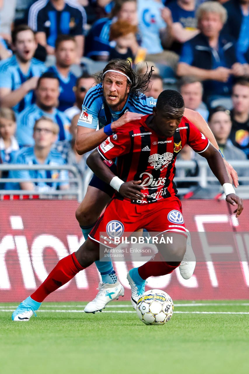 Djurgårdens Jonas Olsson och  Östersunds Salisu Abdullahi