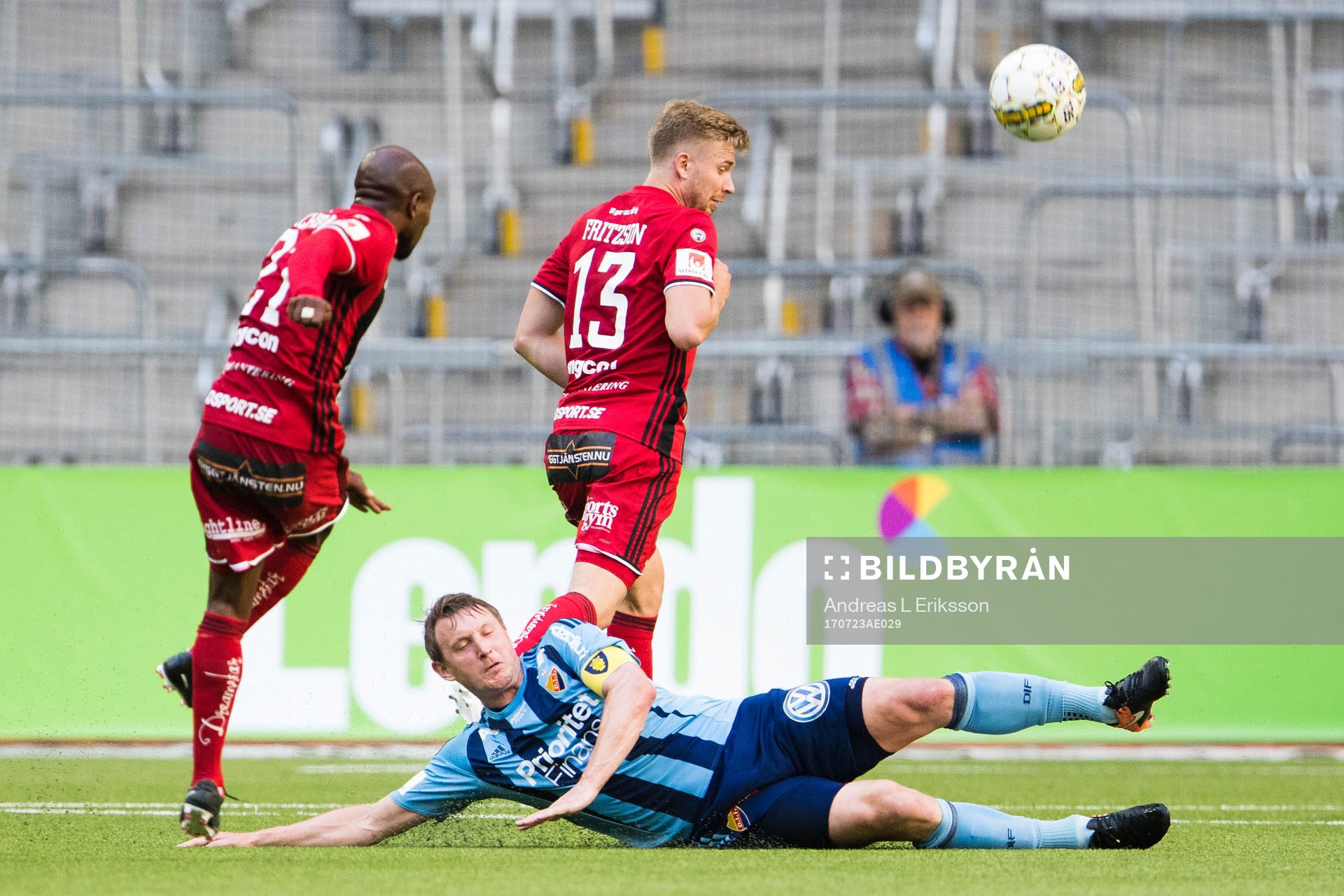 Östersunds Fouad Bachirou med ett skott som Djurgårdens