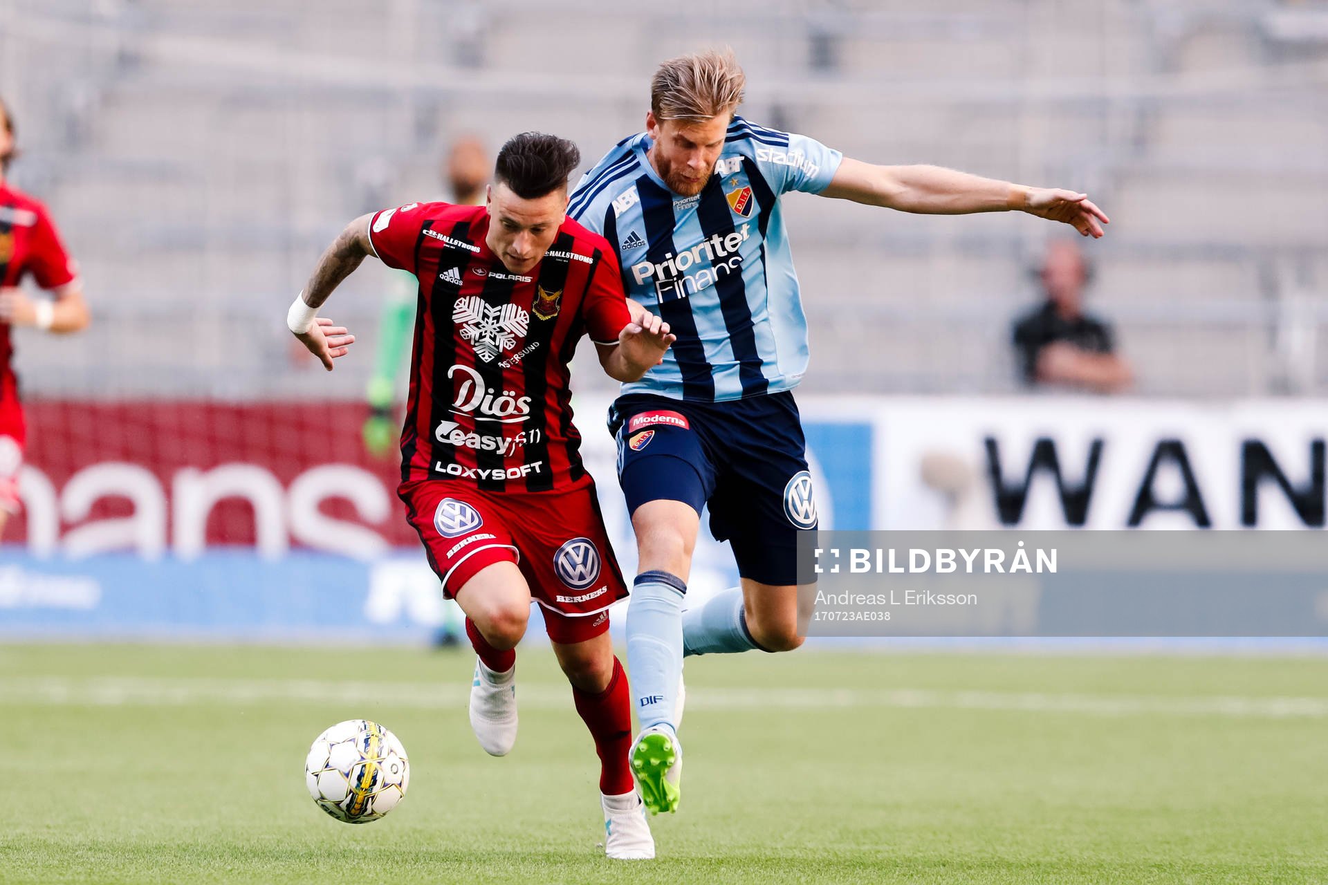 Östersunds Jamie Hopcutt och Djurgårdens Niklas Gunnarsson