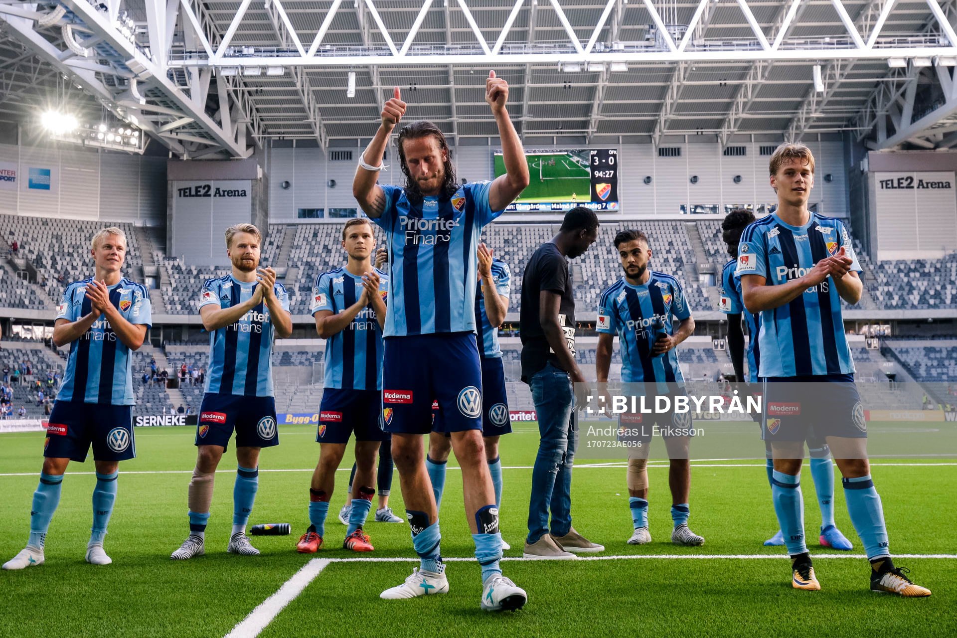 Djurgårdens Jonas Olsson tackar publiken efter  fotbollsmatchen i Allsvenskan mellan Djurgården och Östersund den 23 juli 2017 i Stockholm. 
