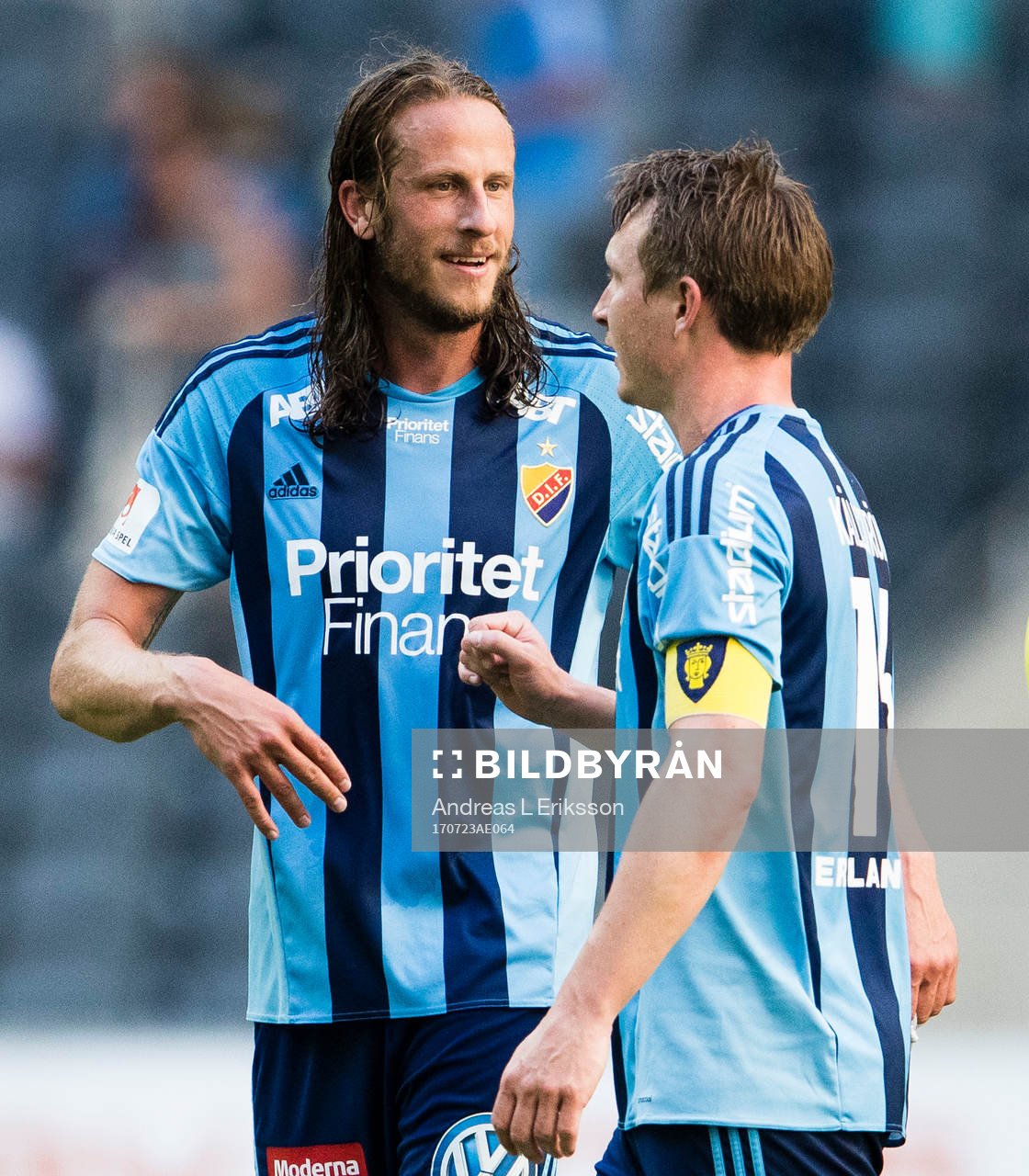 Djurgårdens Jonas Olsson jublar tillsammans med Kim Källström efter fotbollsmatchen i Allsvenskan mellan Djurgården och Östersund den 23 juli 2017 i Stockholm.