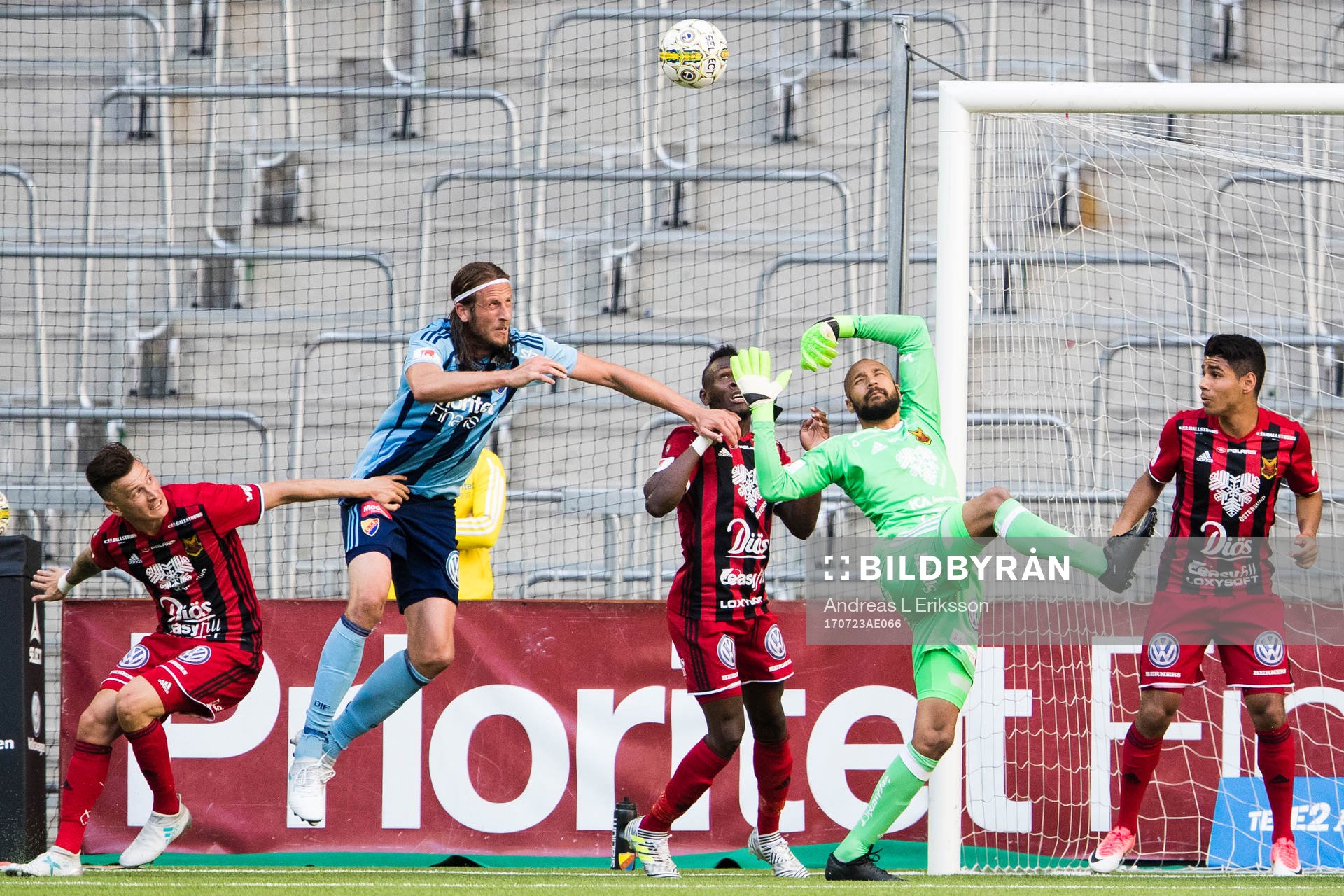 Djurgårdens Jonas Olsson utmanar Östersunds Jamie Hopcutt