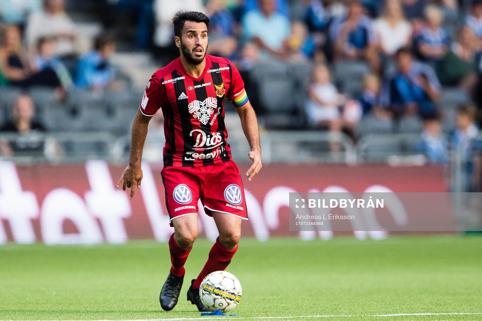 Östersunds Brwa Nouri med bollen