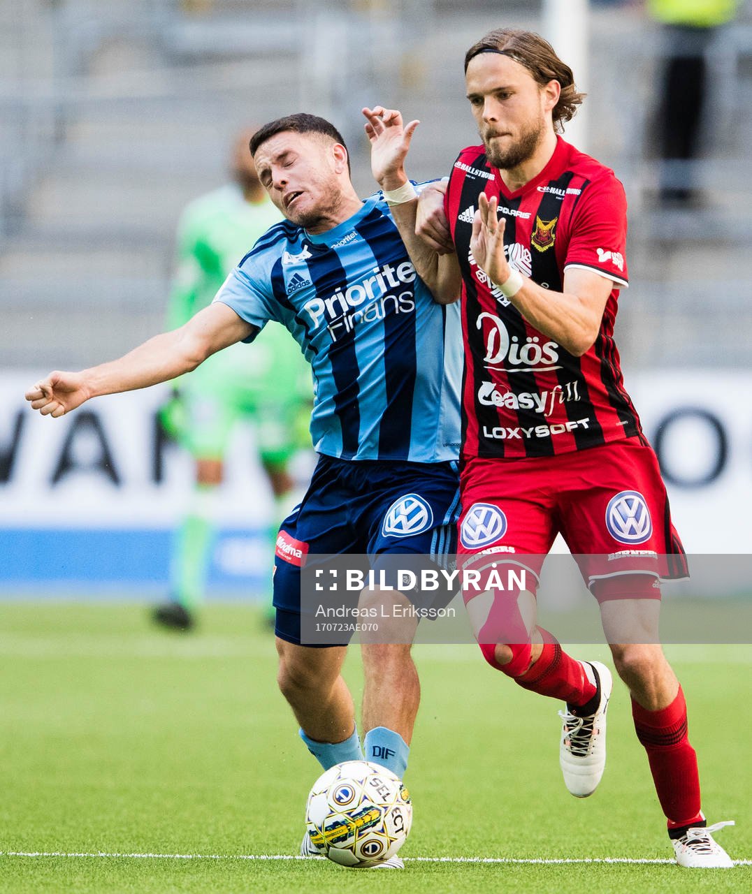 Djurgårdens Kerim Mrabti i kamp om bollen med Östersunds