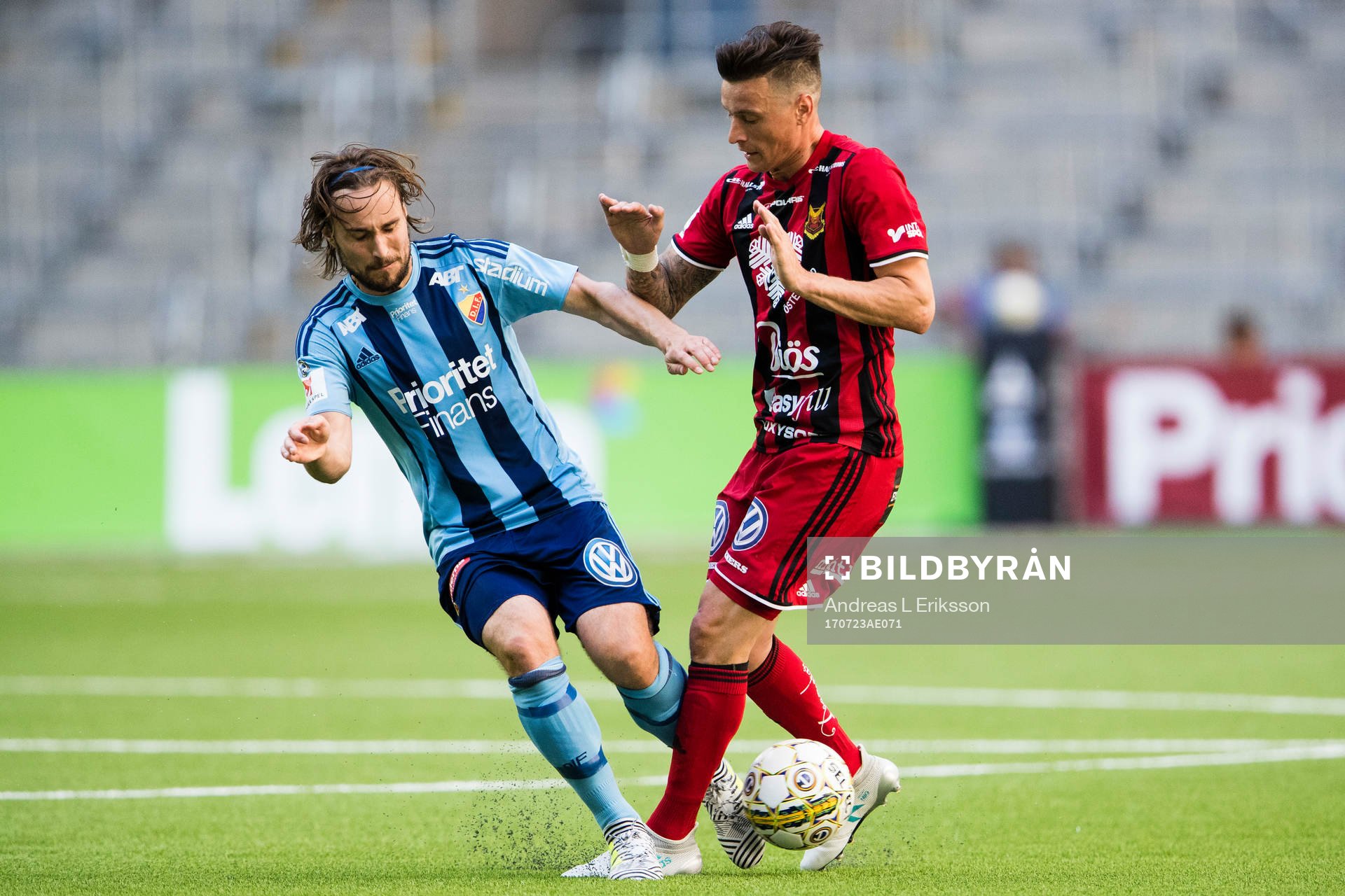 Djurgårdens Kevin Walker i kamp om bollen med Östersunds