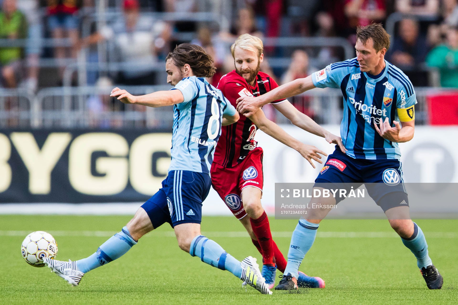 Östersunds Curtis Edwards stoppas av Djurgårdens Kevin