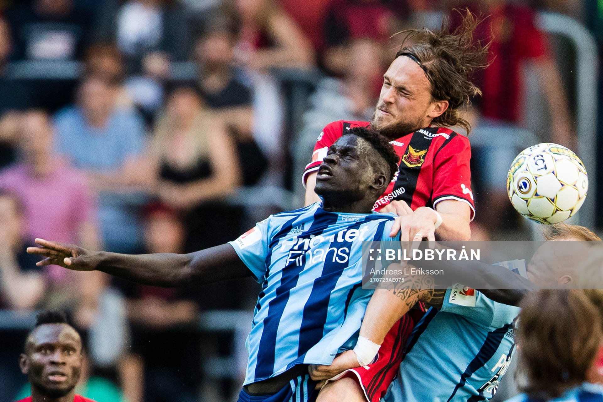 Djurgårdens Aliou Badji i en nickduell med Östersunds Tom
