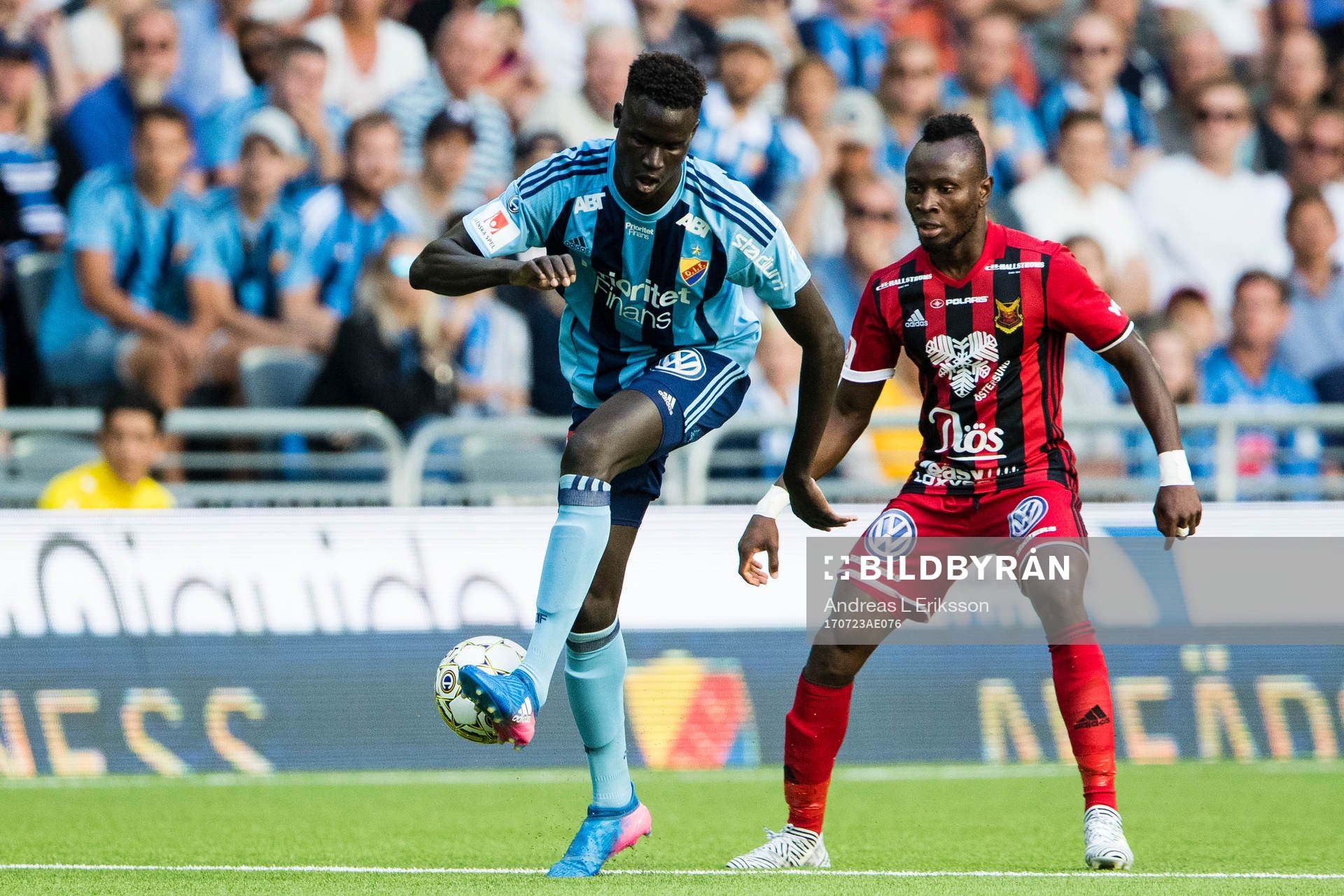 Djurgårdens Aliou Badji i kamp om bollen med Östersunds