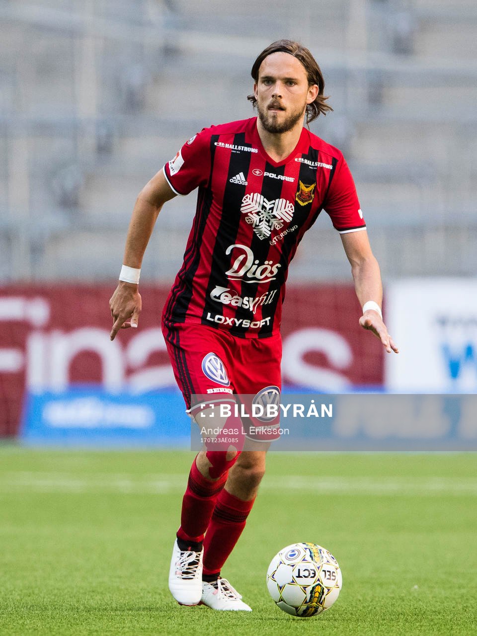 Östersunds Tom Pettersson med bollen