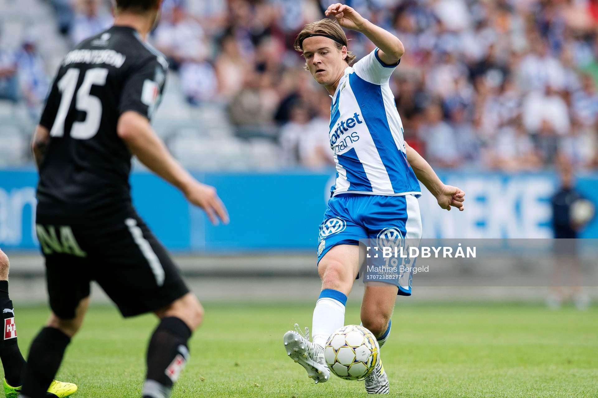 IFK Göteborgs August Erlingmark passar bollen