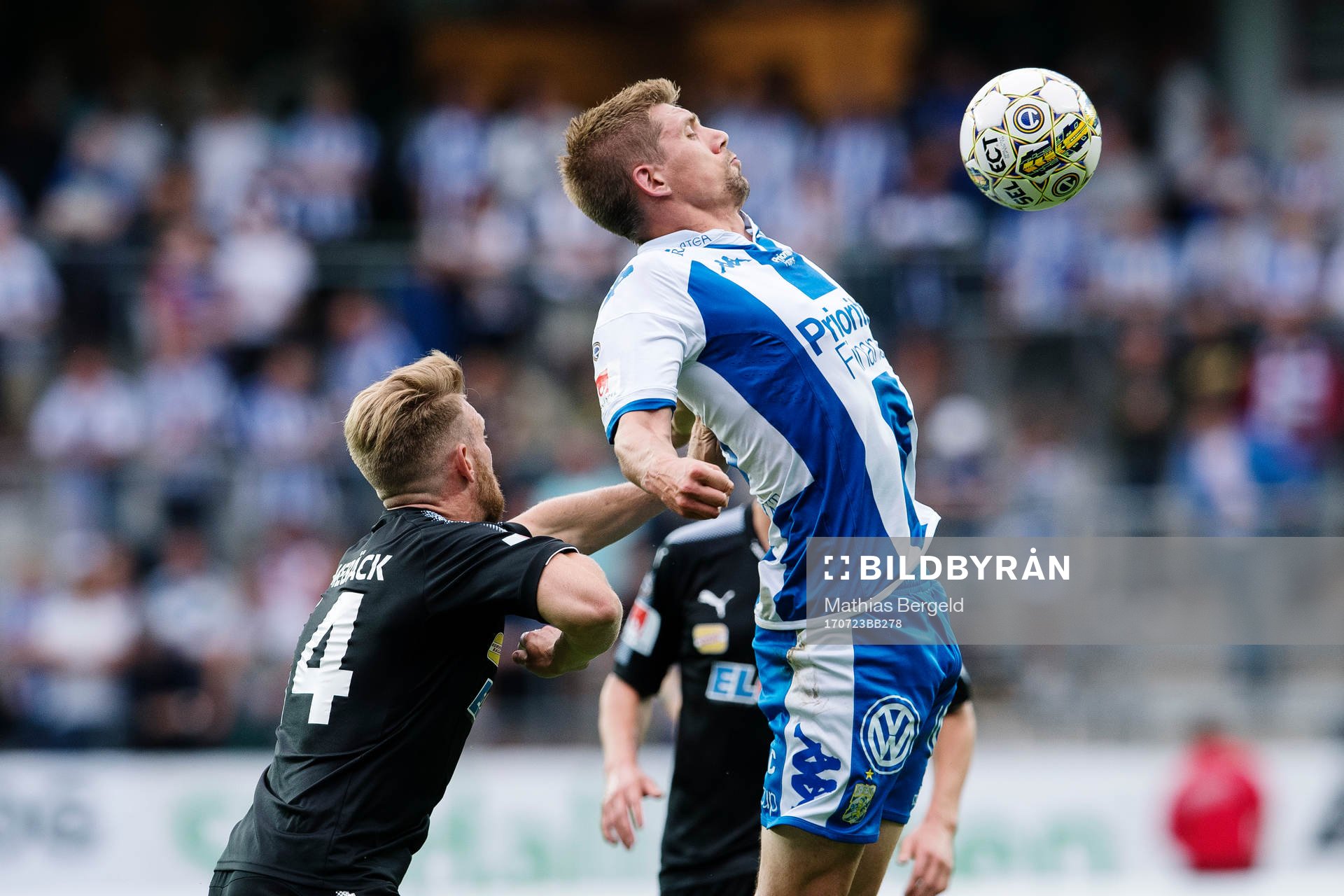 Örebros Michael Almebäck i kamp om bollen med IFK