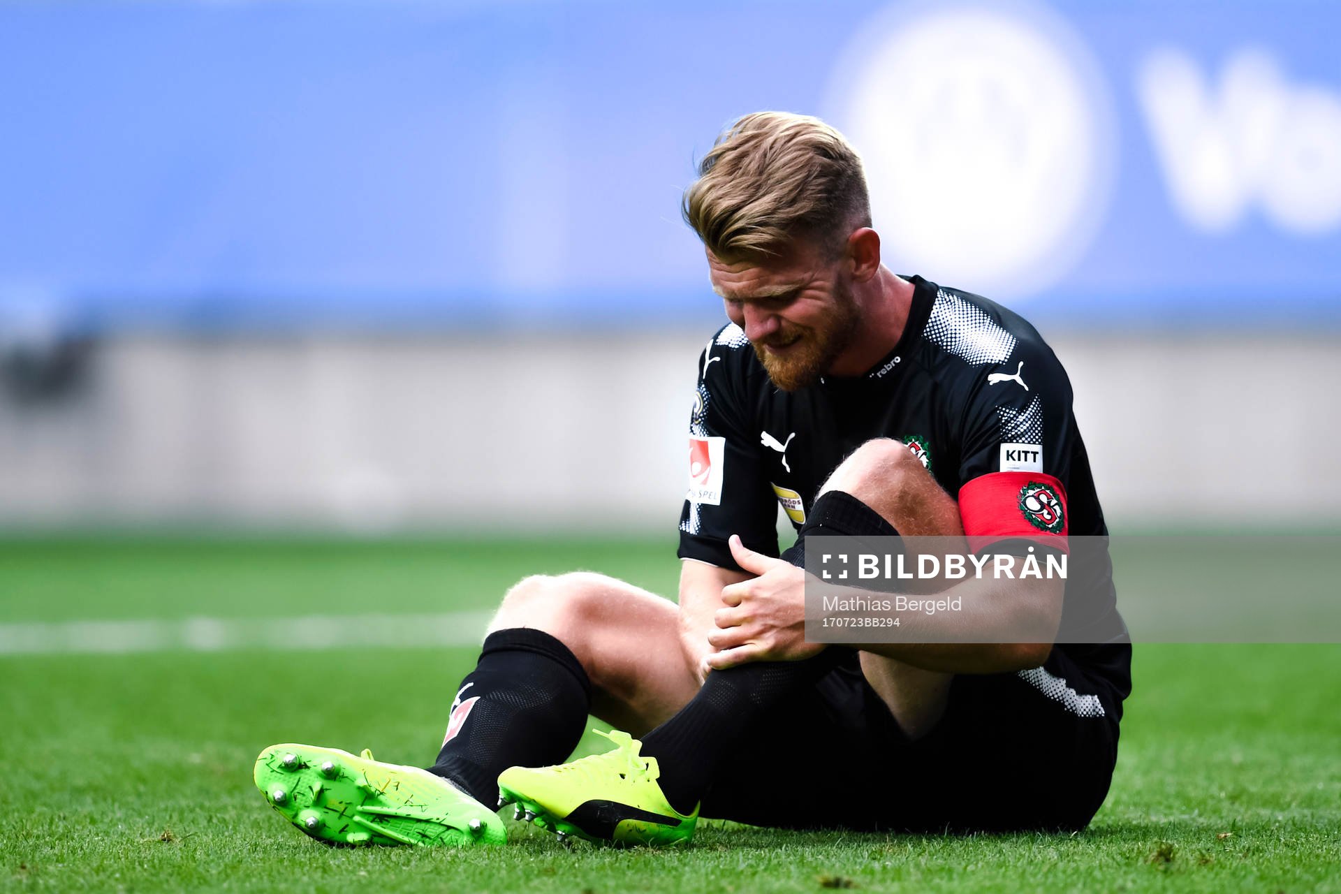 Örebros Michael Almebäck tvingas lämna planen