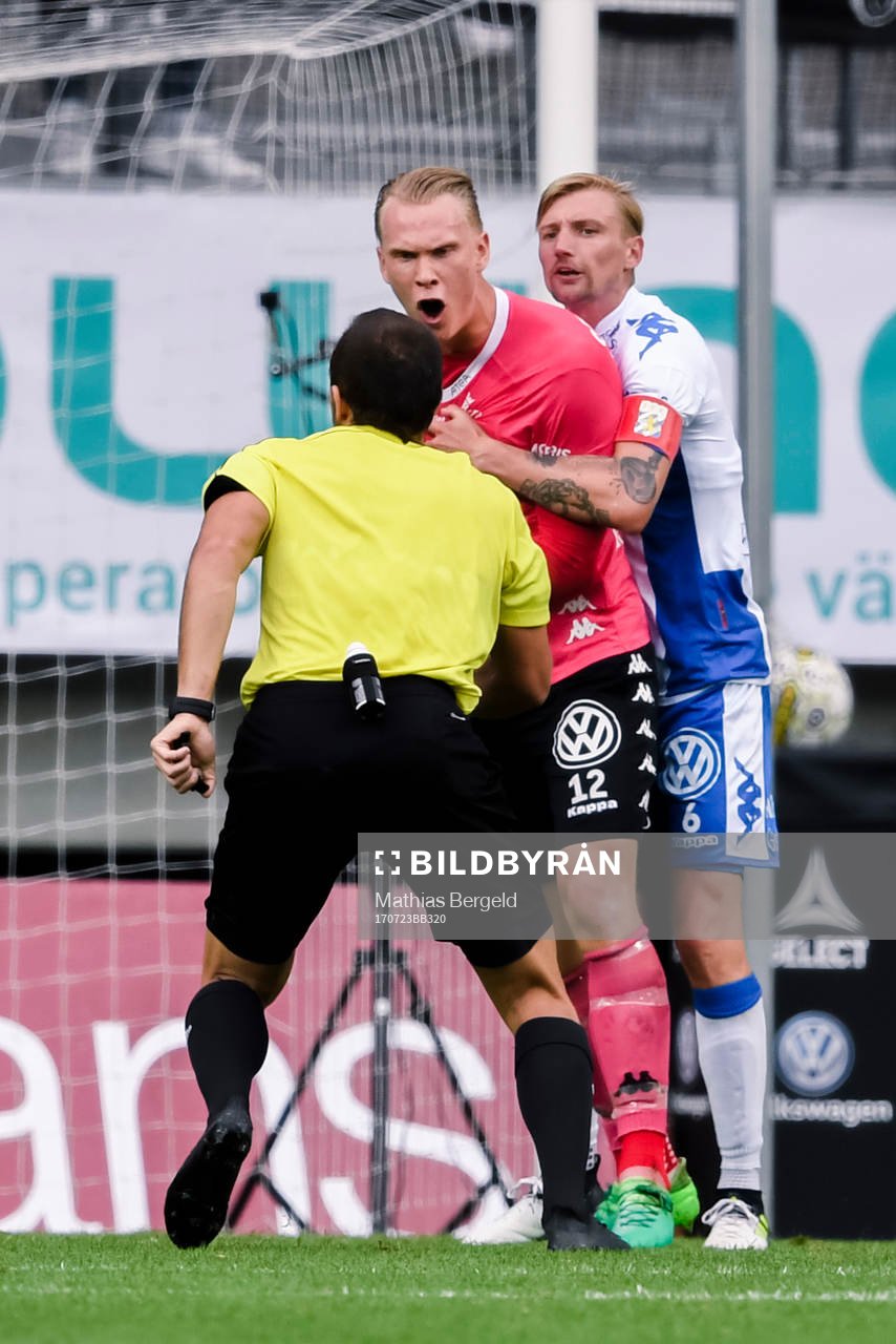 IFK Göteborgs målvakt Pontus Dahlberg reagerar på domaren