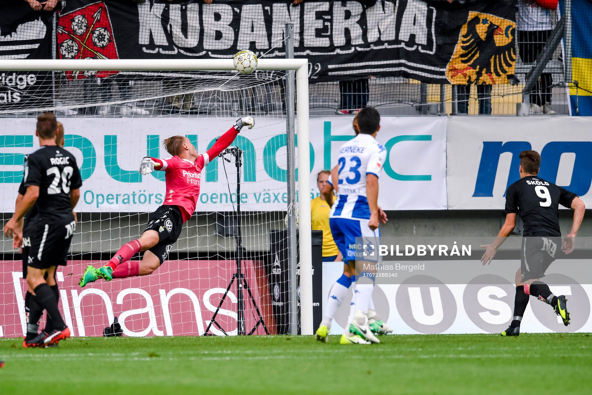 IFK Göteborgs målvakt Pontus Dahlberg räddar skott