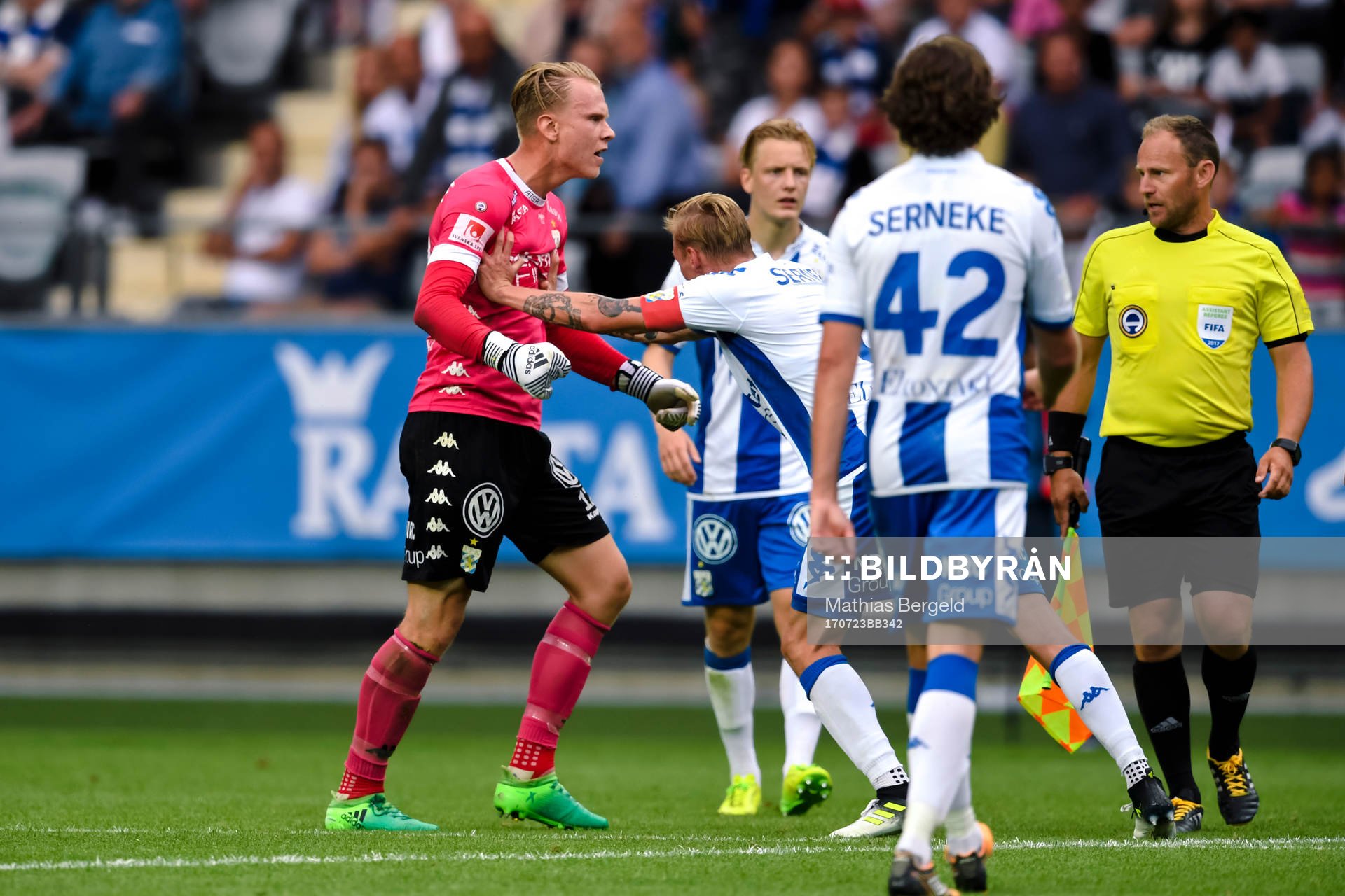 IFK Göteborgs målvakt Pontus Dahlberg irriterad