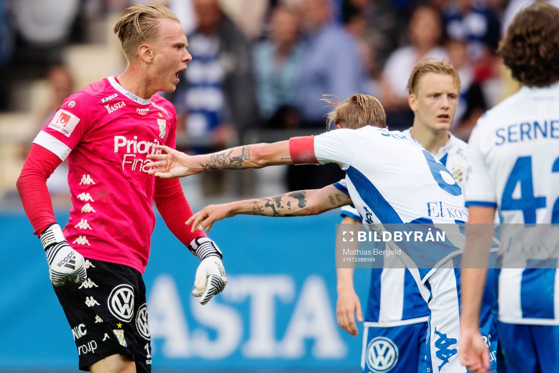 IFK Göteborgs målvakt Pontus Dahlberg reagerar mot