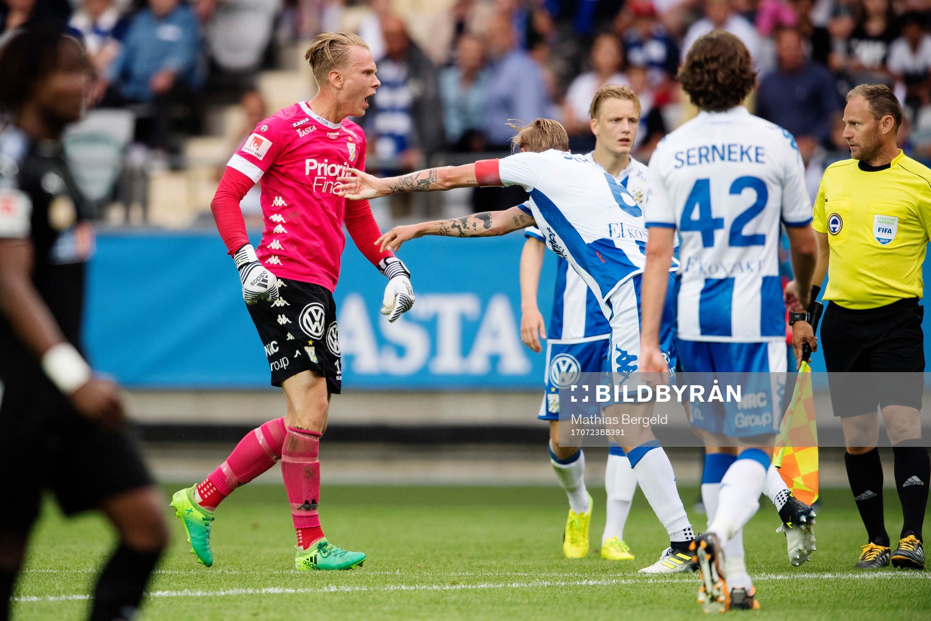 IFK Göteborgs målvakt Pontus Dahlberg reagerar mot