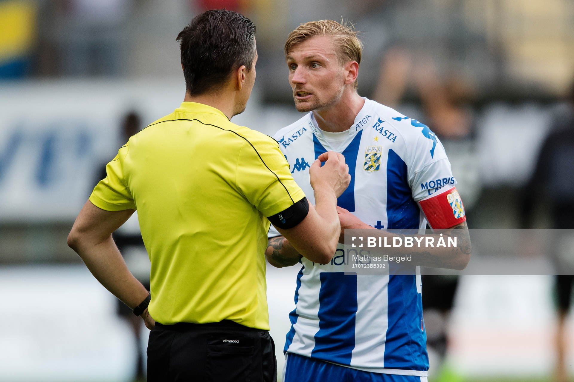IFK Göteborgs Sebastian Eriksson diskuterar med domaren
