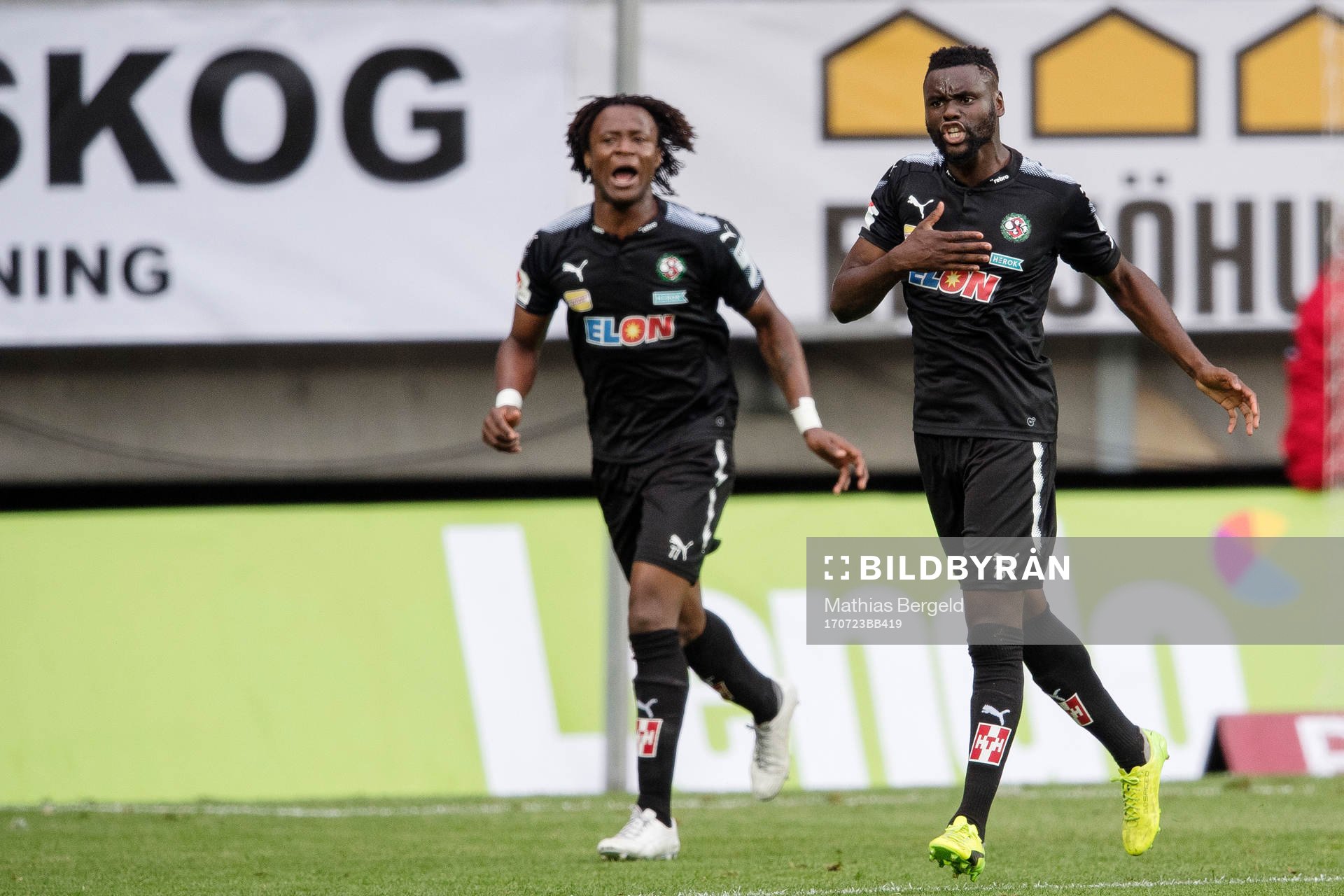 Örebros Kennedy Igboananike jublar med målskytten till 2-2 Maic Sema under fotbollsmatchen i Allsvenskan mellan IFK Göteborg och Örebro den 23 juli 2017 i Göteborg.