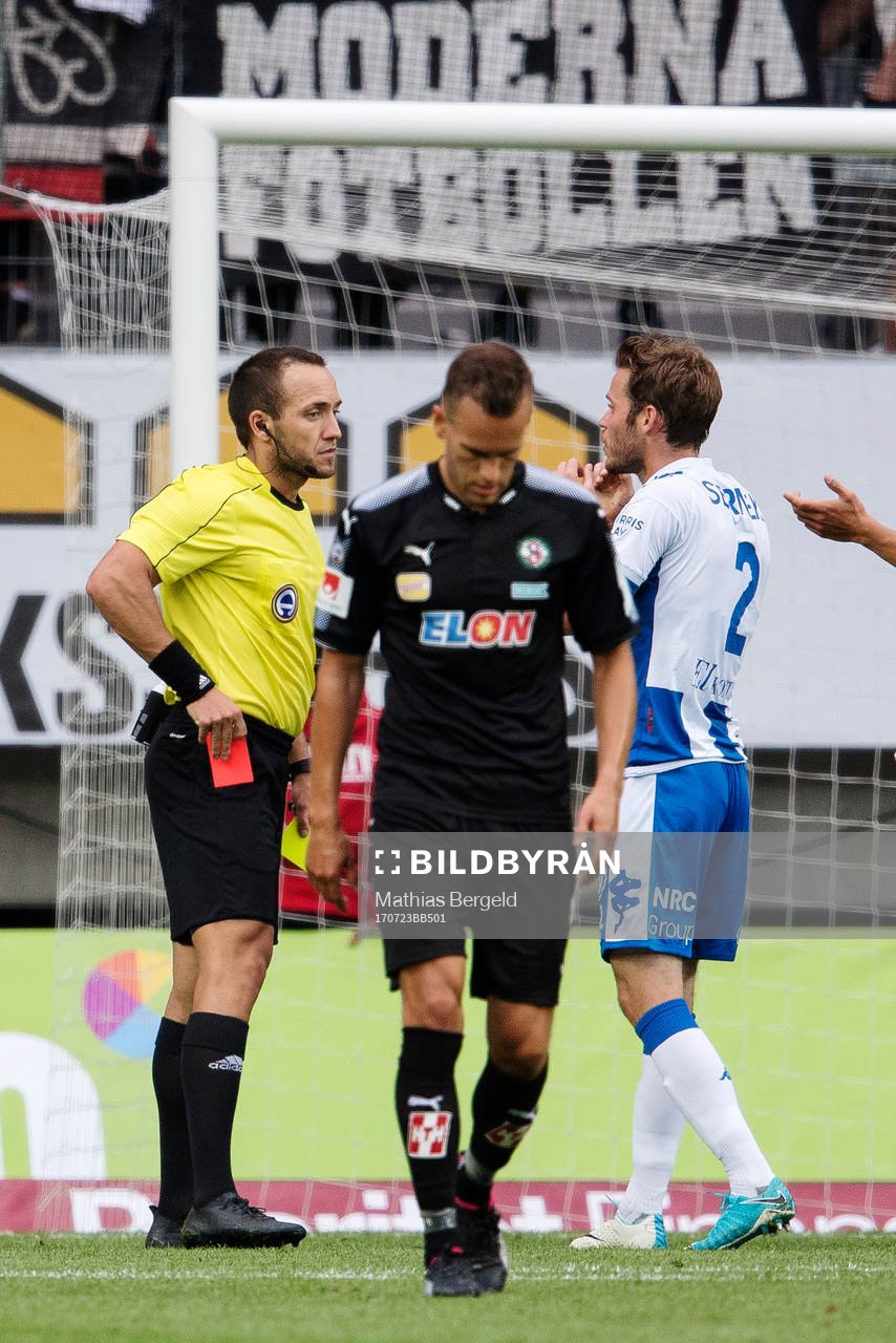 Domare Kaspar Sjöberg ger IFK Göteborgs Emil Salomonsson