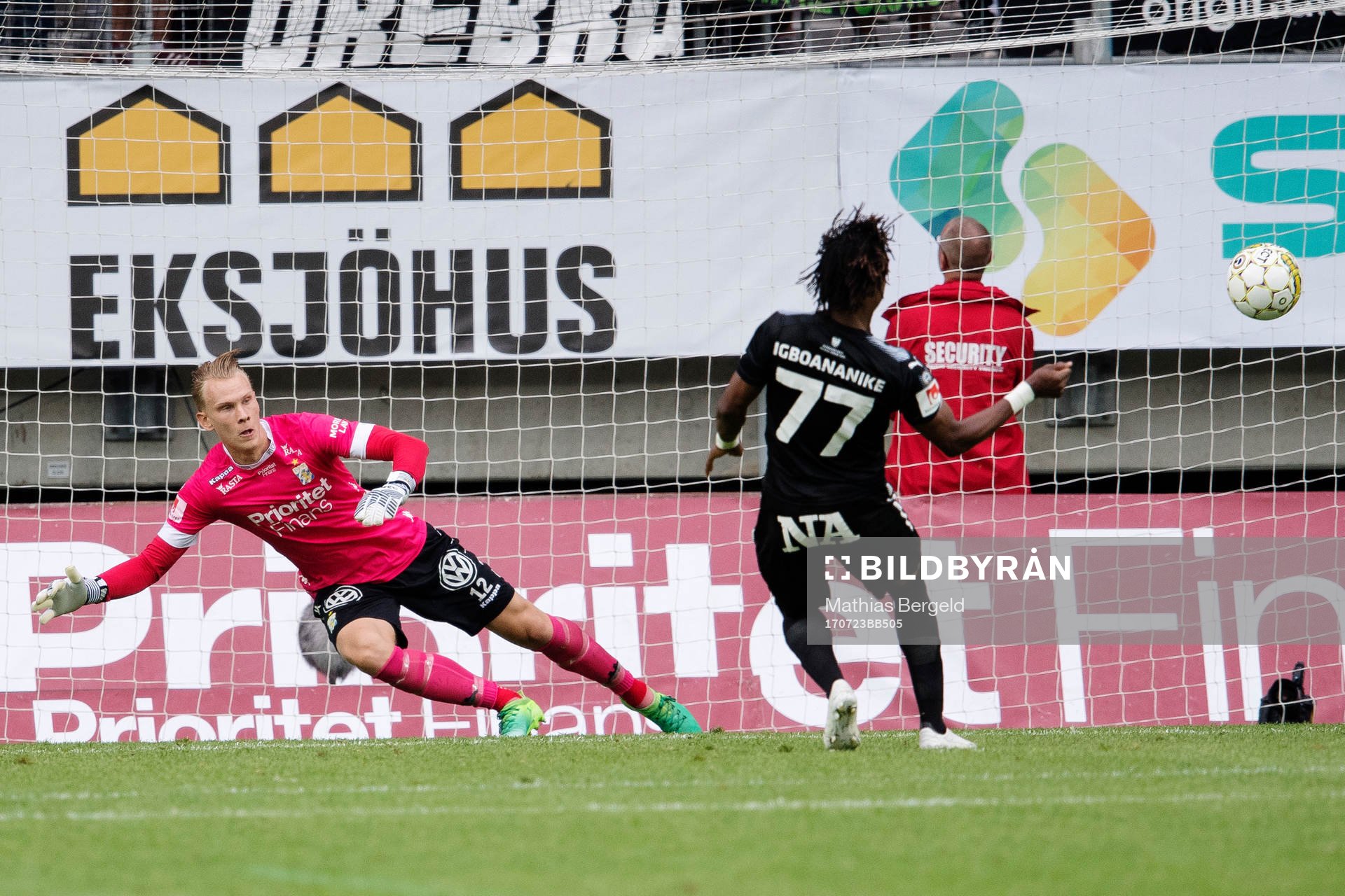 Örebros Kennedy Igboananike gör reducerar till 2-1 bakom