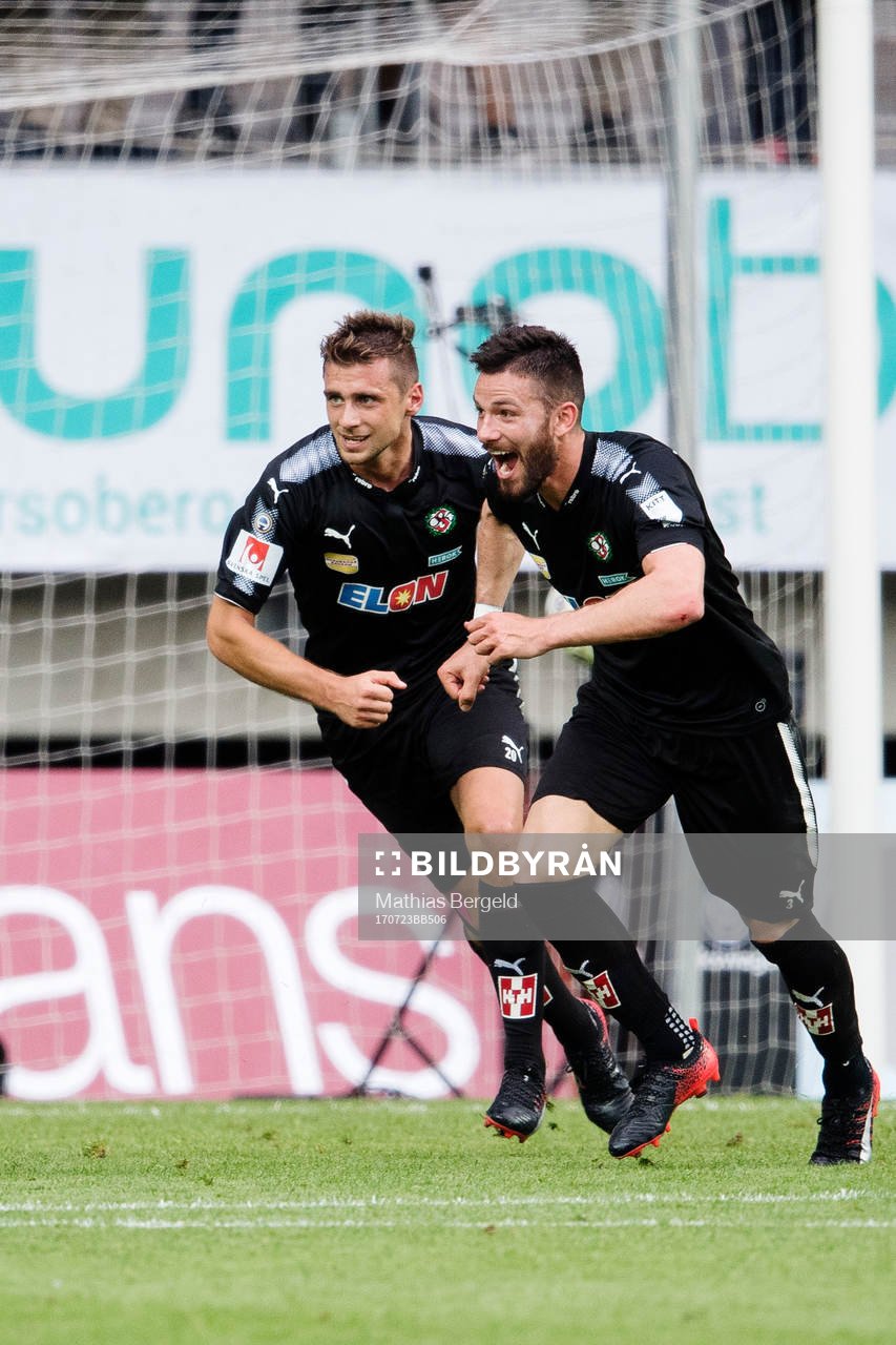Örebros Filip Rogic och Brendan Hines-Ike jublar