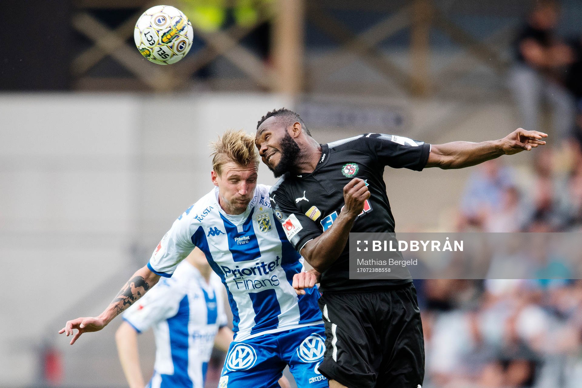 IFK Göteborgs Sebastian Eriksson  i nickduell med Örebros