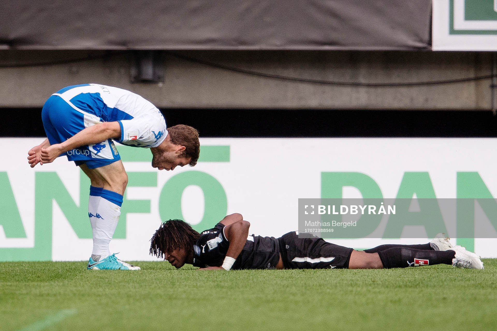 IFK Göteborgs Emil Salomonsson reagerar mot Örebros