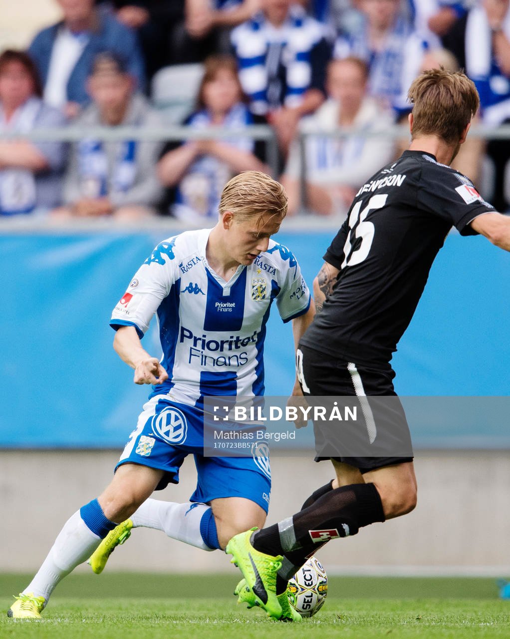 IFK Göteborgs Billy Nordström driver bollen mot Örebros