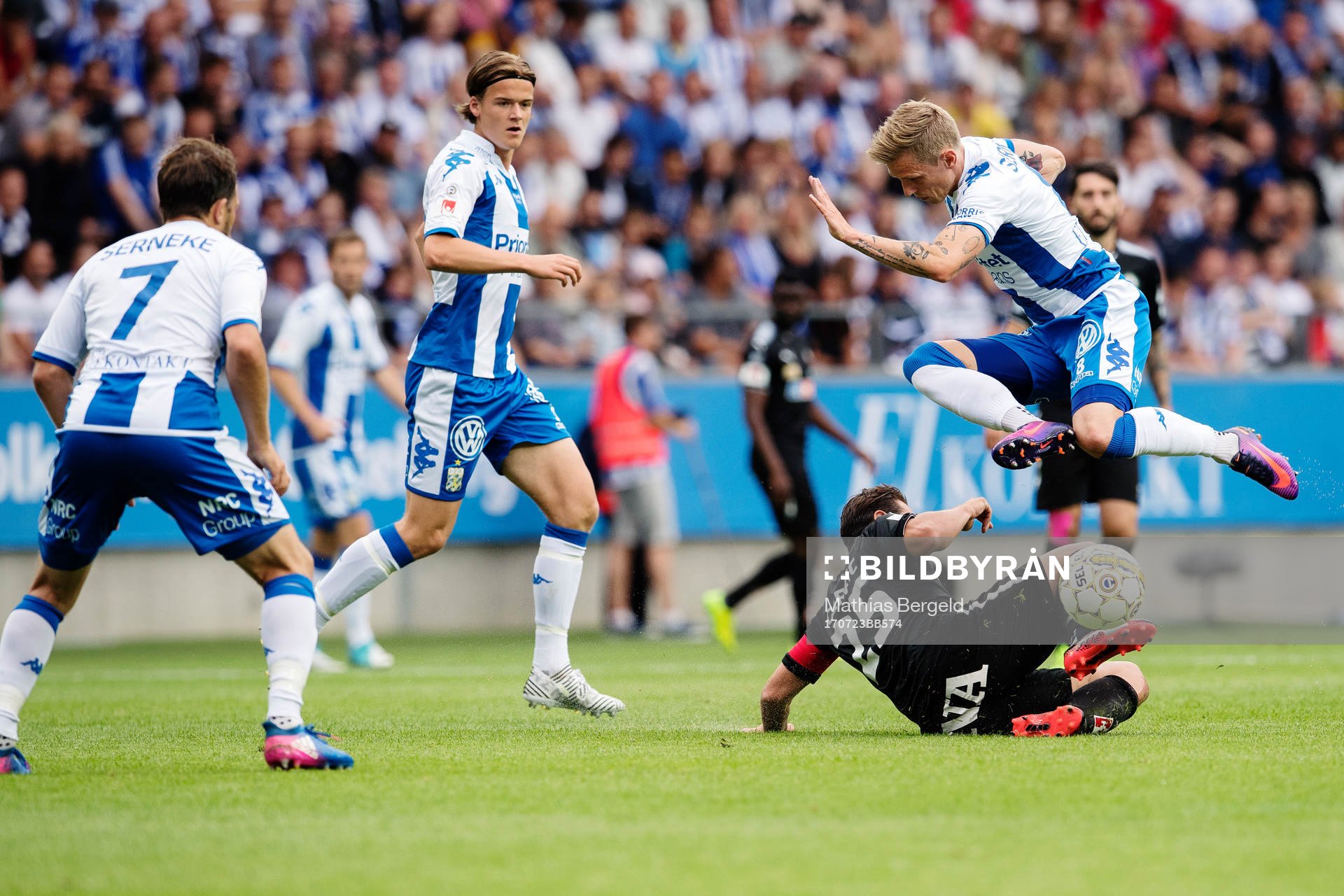 Örebros Nordin Gerzic glidtacklar mot IFK Göteborgs